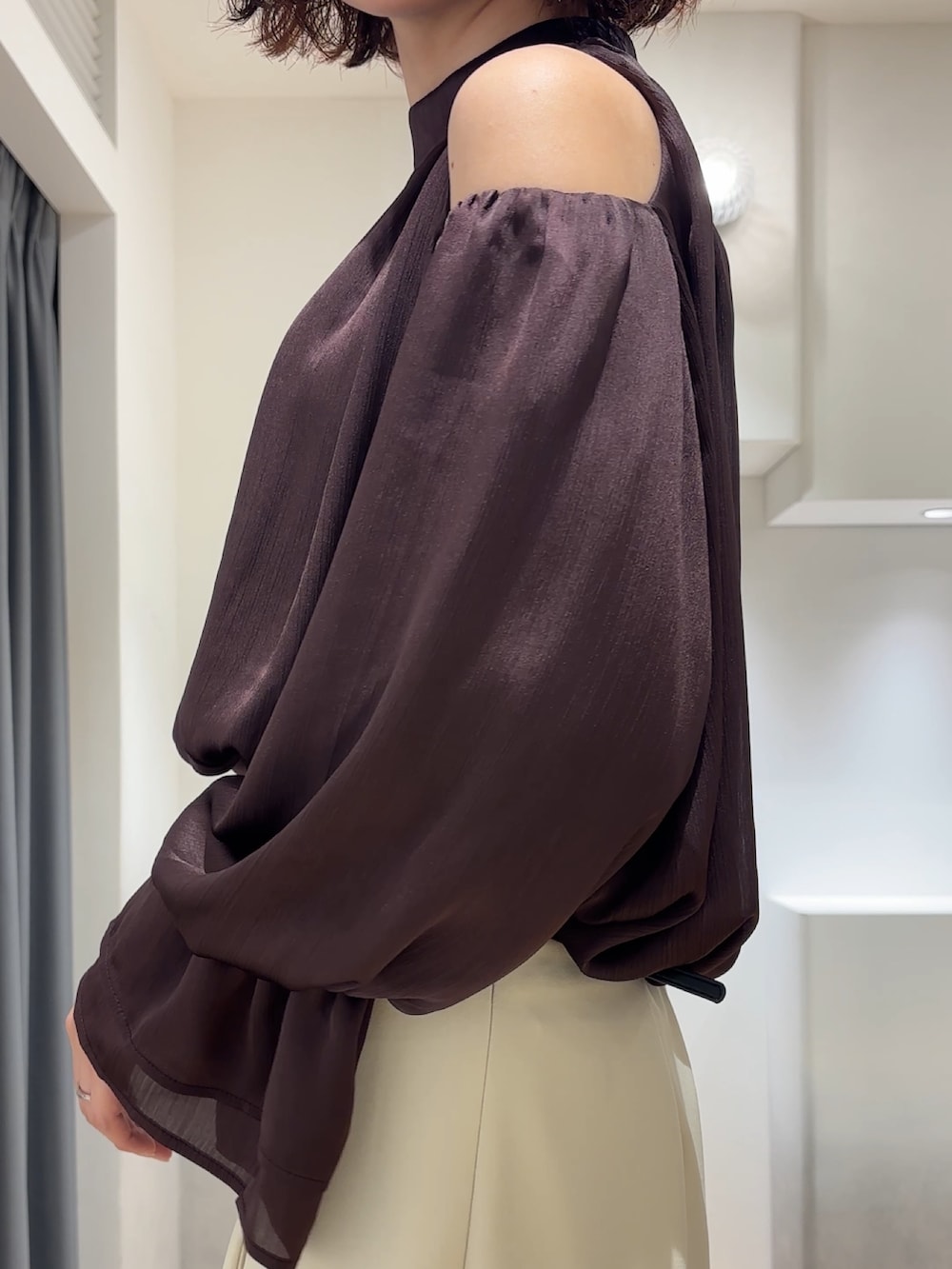 ブラウン系のシャツ/ブラウス、ホワイト系のその他パンツ、ブラック系のハンドバッグを着用したレディースの秋コーディネートの6枚目の写真