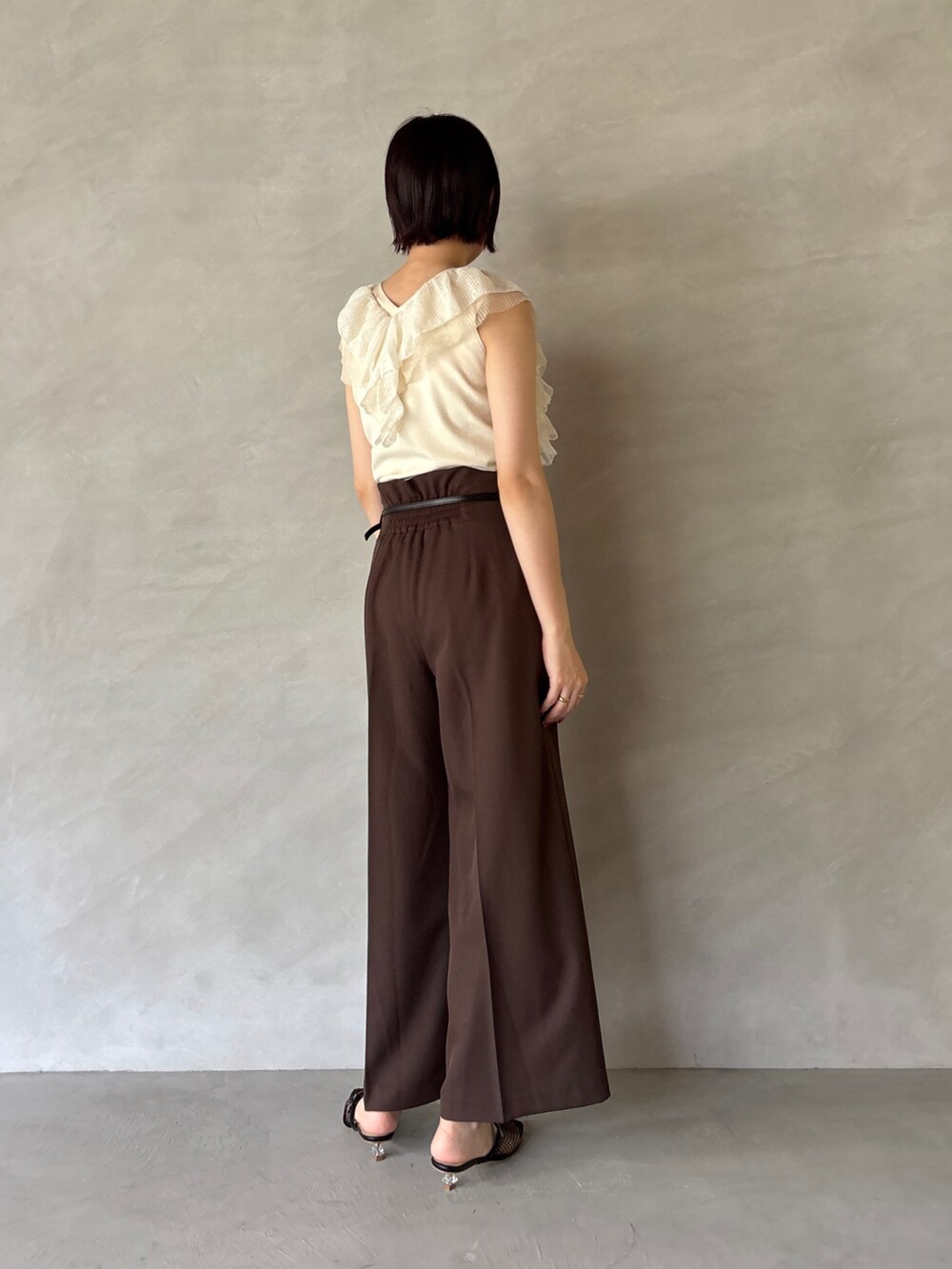 ブラウン系のその他パンツ、ホワイト系のニット/セーターを着用したレディースの夏コーディネートの3枚目の写真