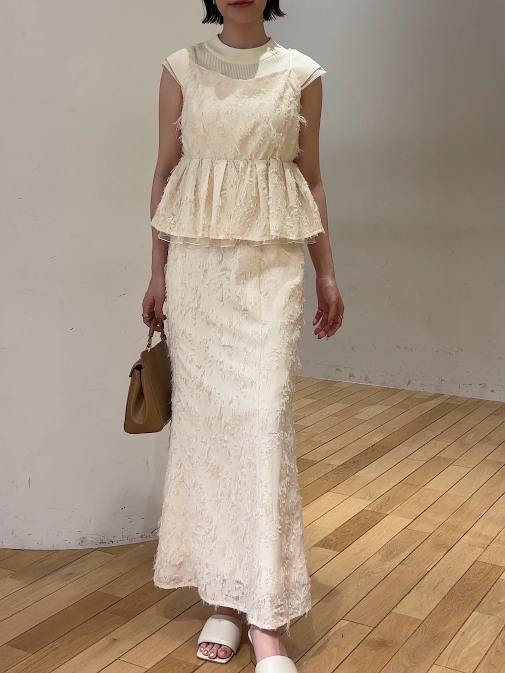 ホワイト系のスカート、ホワイト系のキャミソール、ホワイト系のニット/セーターを着用したレディースの夏コーディネートの6枚目の写真