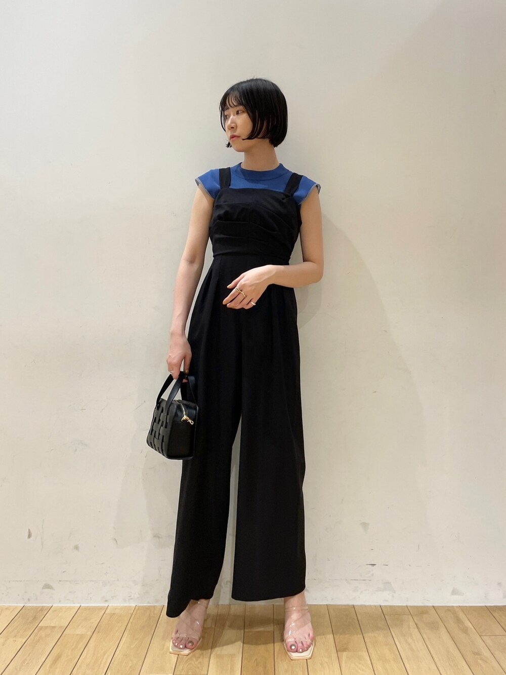 ブルー系のニット/セーター、ブラック系のショルダーバッグ、その他のサンダルを着用したレディースの夏コーディネートの3枚目の写真