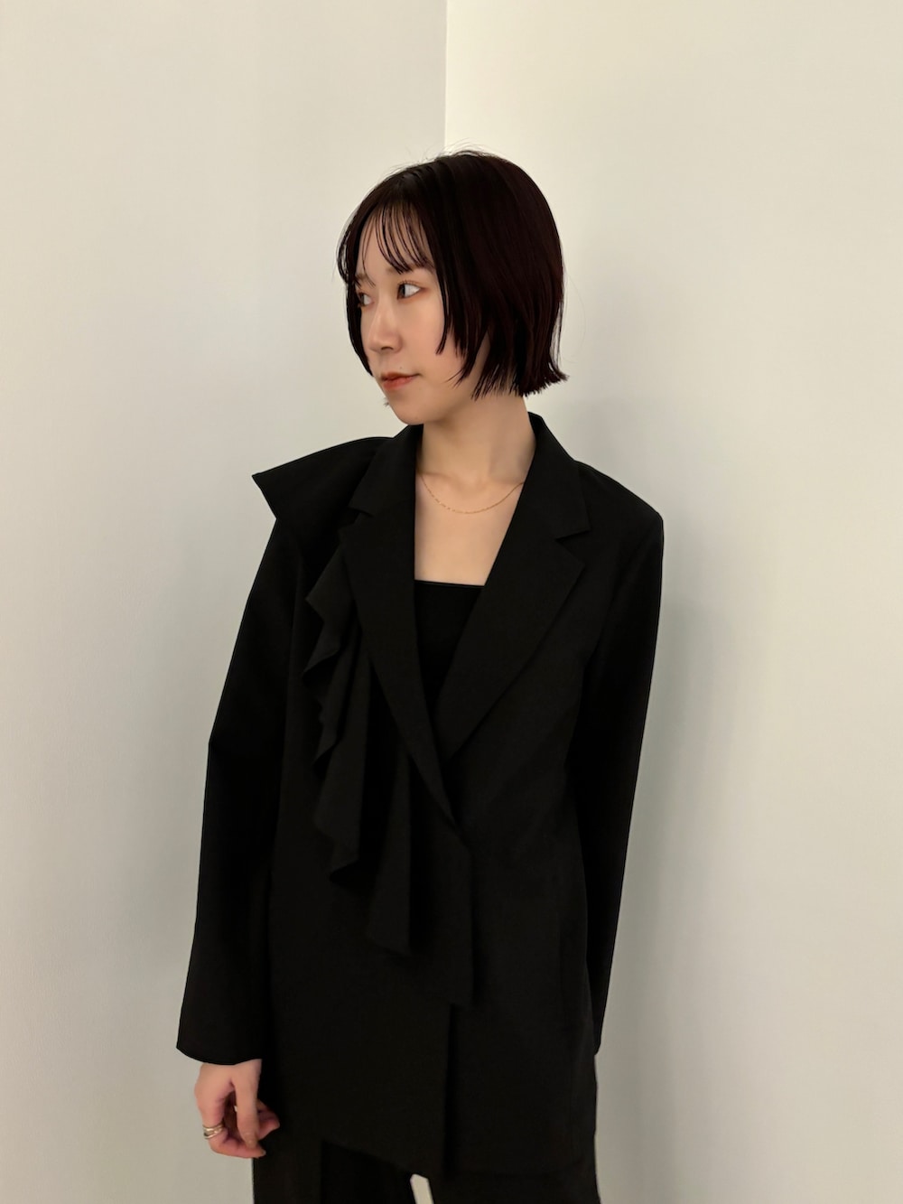 ブラック系のテーラードジャケット、その他のパンプス、ブラック系のスラックスを着用したレディースの冬コーディネートの6枚目の写真