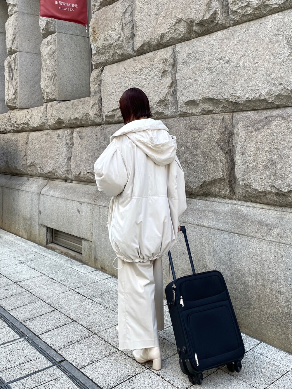 ホワイト系のブーツ、ブラウン系のショルダーバッグ、ホワイト系のその他パンツを着用したレディースの冬コーディネートの5枚目の写真