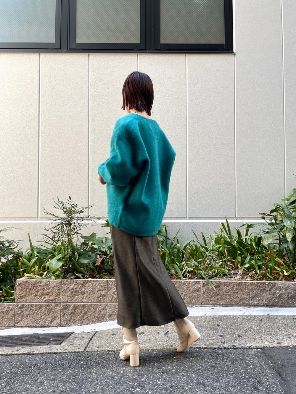 ブルー系のカーディガン/ボレロ、ブラウン系のワンピース、ホワイト系のブーツを着用したレディースの秋コーディネートの4枚目の写真