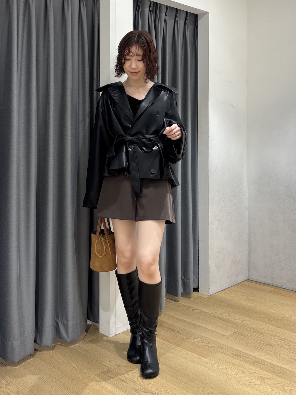 ブラウン系のその他パンツ、ブラック系のその他アウター、ブラック系のTシャツ/カットソーを着用したレディースの秋コーディネートの2枚目の写真