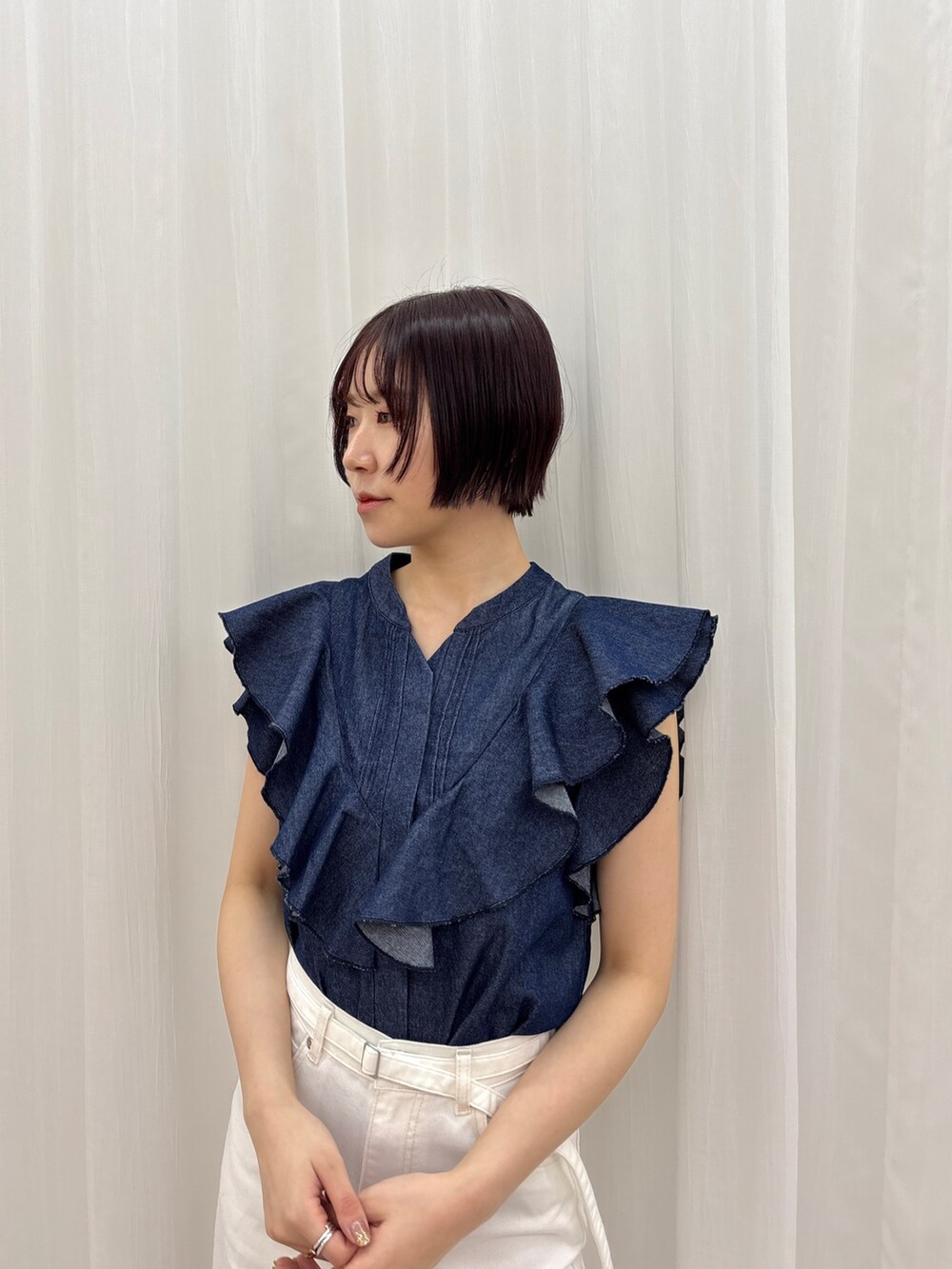 ホワイト系のデニムパンツ、ブルー系のシャツ/ブラウス、シルバー系のサンダルを着用したレディースの春コーディネートの5枚目の写真