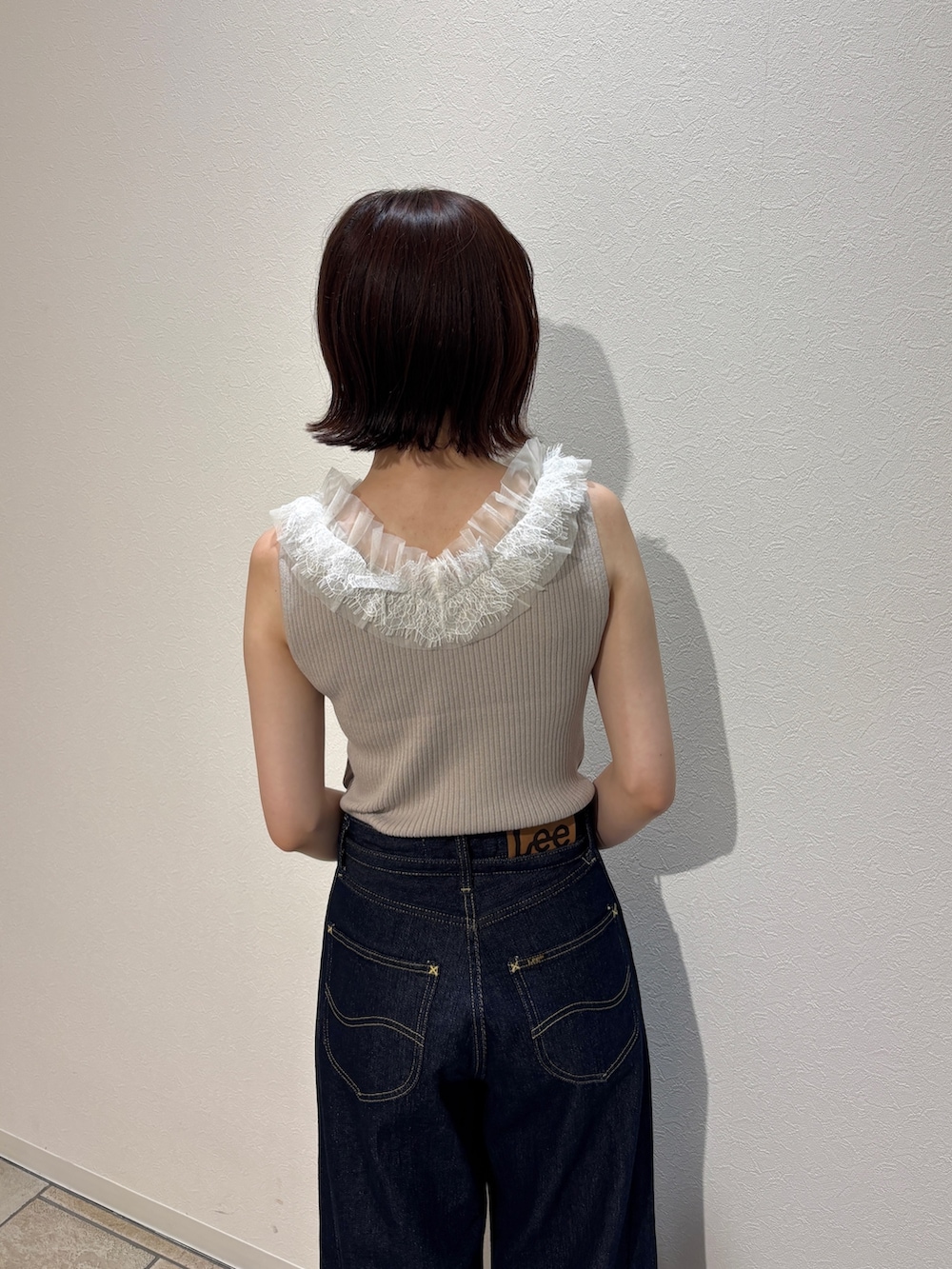 ベージュ系のニット/セーター、ブルー系のデニムパンツ、ブラウン系のサンダルを着用したレディースの夏コーディネートの6枚目の写真