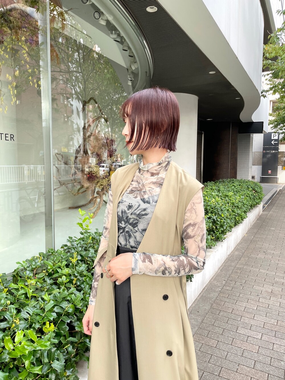 ブラック系のブーツ、グレー系のその他パンツ、グリーン系のトレンチコートを着用したレディースの冬コーディネートの6枚目の写真