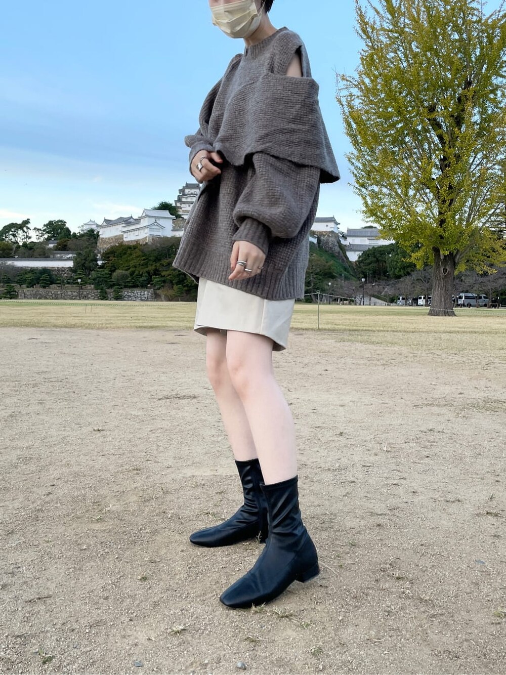 ホワイト系のその他パンツ、ベージュ系のニット/セーターを着用したレディースの冬コーディネートの4枚目の写真