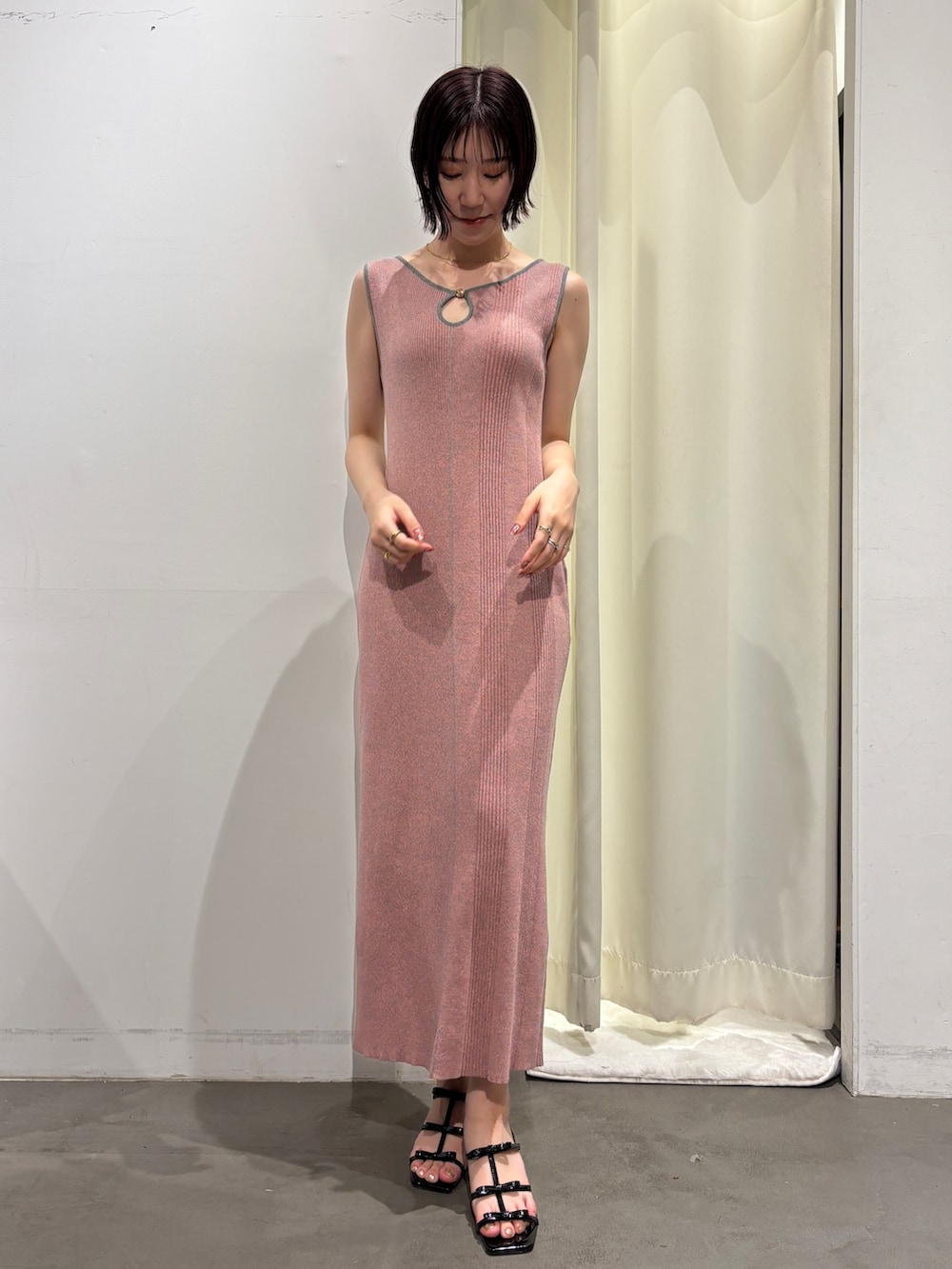 ピンク系のワンピース、ブラック系のサンダルを着用したレディースの夏コーディネートの2枚目の写真