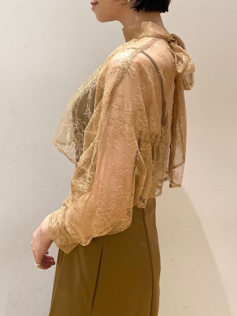 ブラウン系のドレス、ベージュ系のクラッチバッグ、ベージュ系のパンプスを着用したレディースの夏コーディネートの8枚目の写真