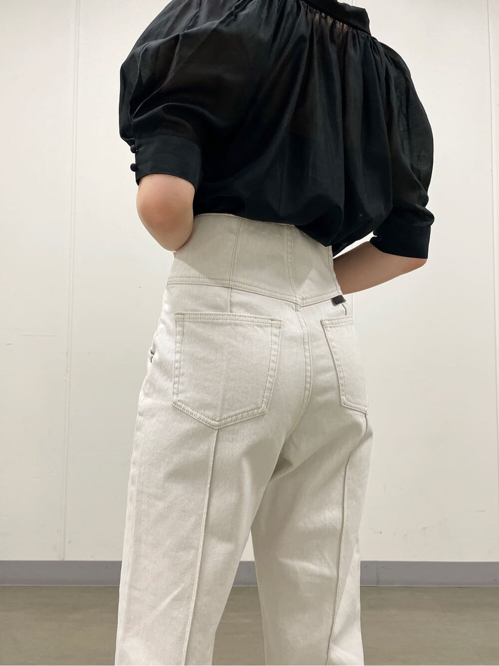 ホワイト系のサンダル、ホワイト系のデニムパンツ、ブラック系のシャツ/ブラウスを着用したレディースの夏コーディネートの7枚目の写真