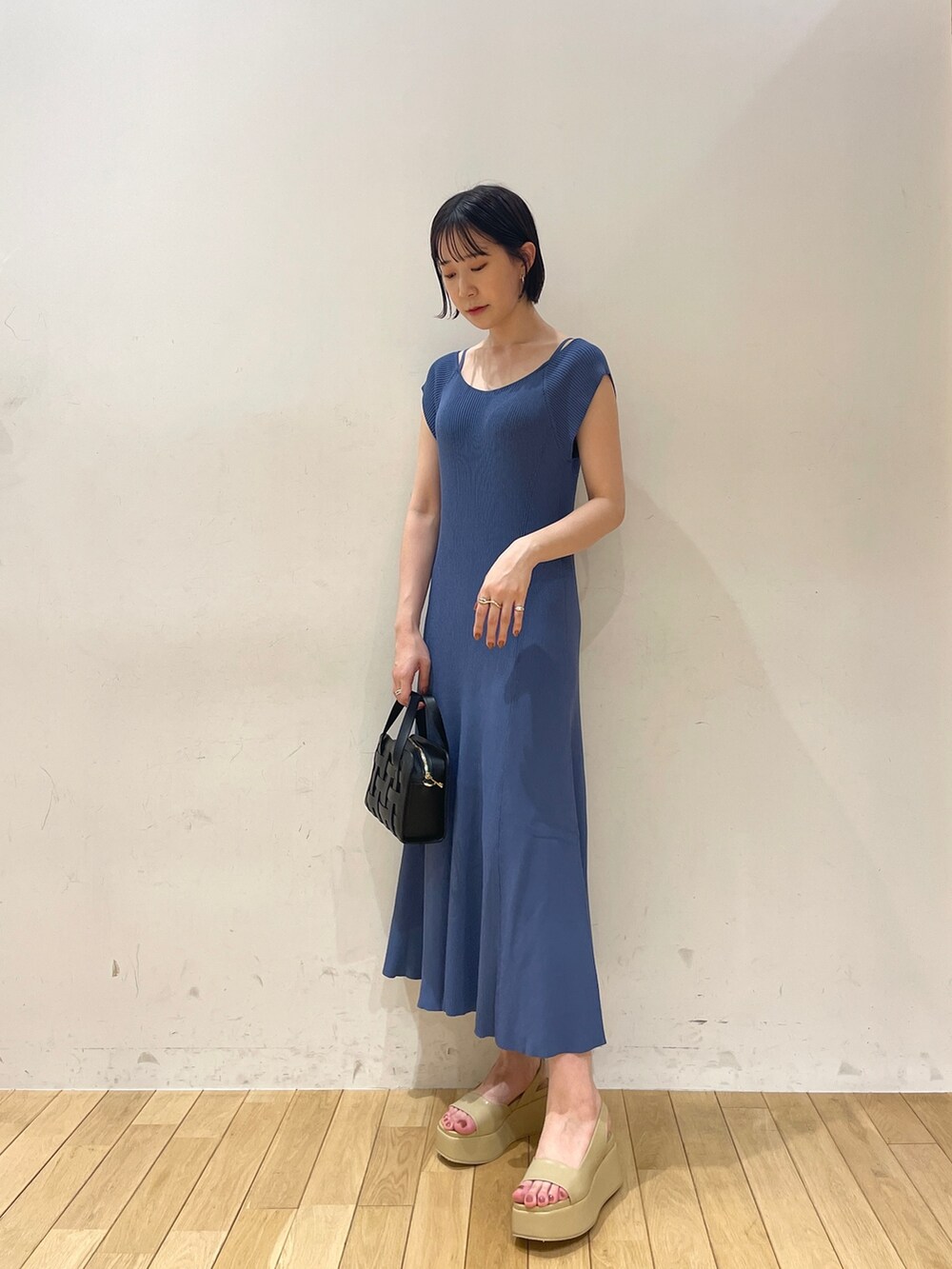 ブルー系のワンピース、ブラック系のショルダーバッグ、ベージュ系のサンダルを着用したレディースの夏コーディネートの5枚目の写真