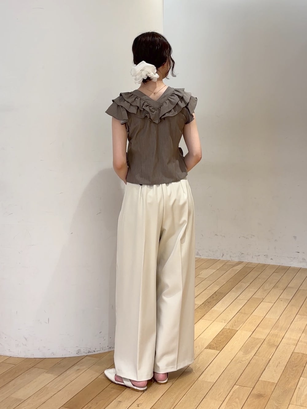 ホワイト系のその他パンツ、ブラウン系のシャツ/ブラウス、イエロー系のハンドバッグを着用したレディースの夏コーディネートの3枚目の写真