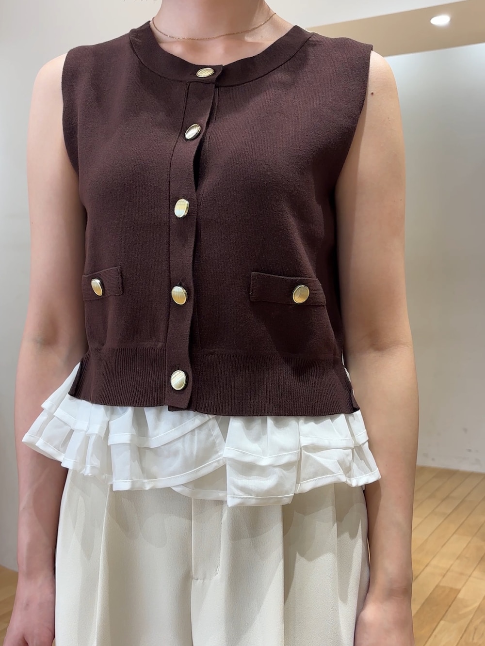 ブラウン系のニット/セーター、ホワイト系のその他パンツ、ブラウン系のハンドバッグを着用したレディースの夏コーディネートの4枚目の写真