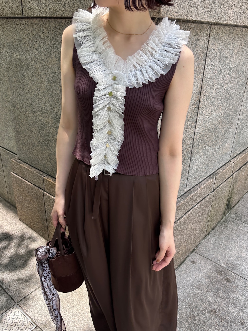 ブラウン系のその他パンツ、ブラウン系のハンドバッグ、ブラウン系のサンダルを着用したレディースの夏コーディネートの6枚目の写真