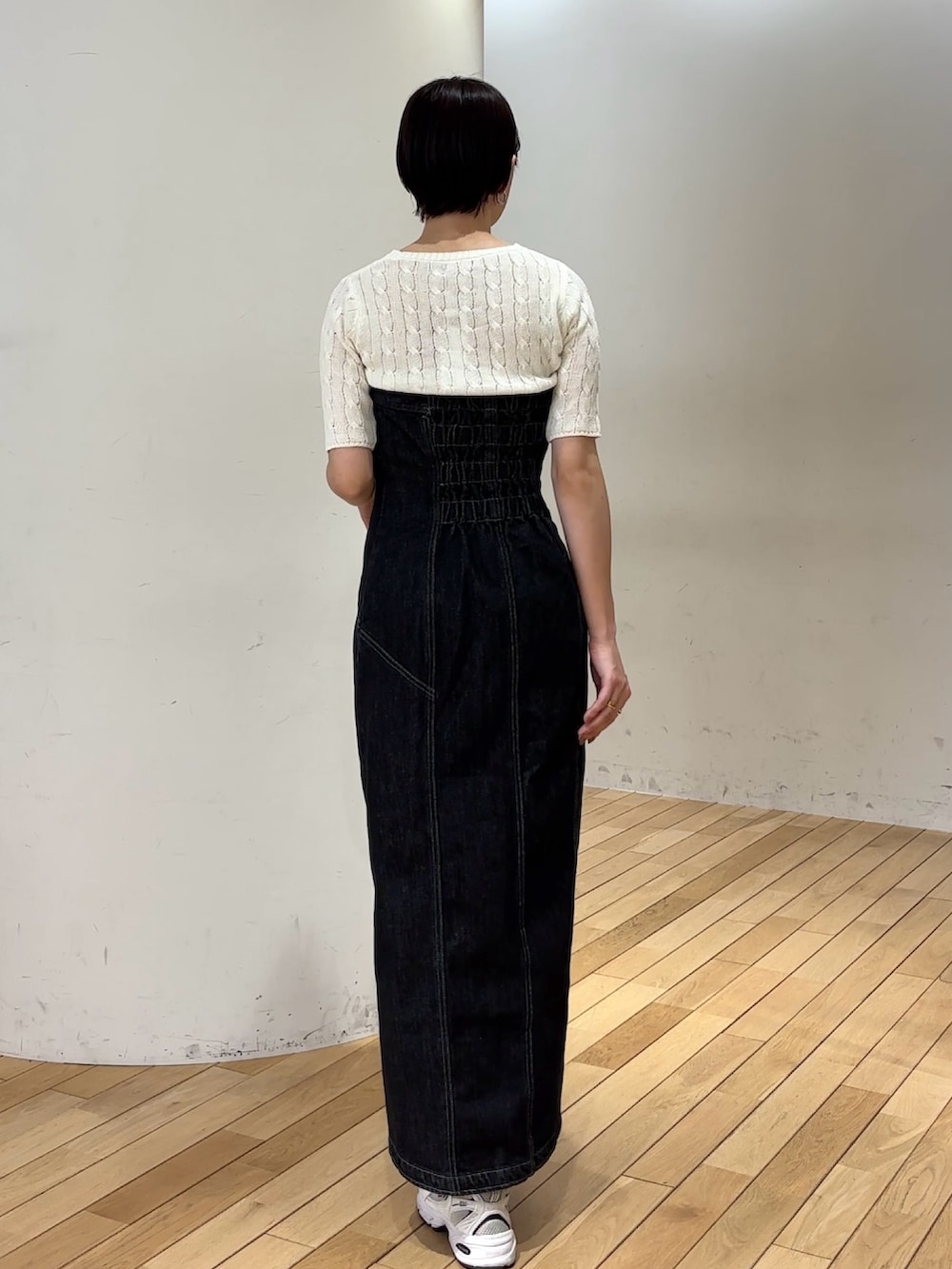 ブラック系のワンピース、ホワイト系のニット/セーターを着用したレディースの春コーディネートの4枚目の写真