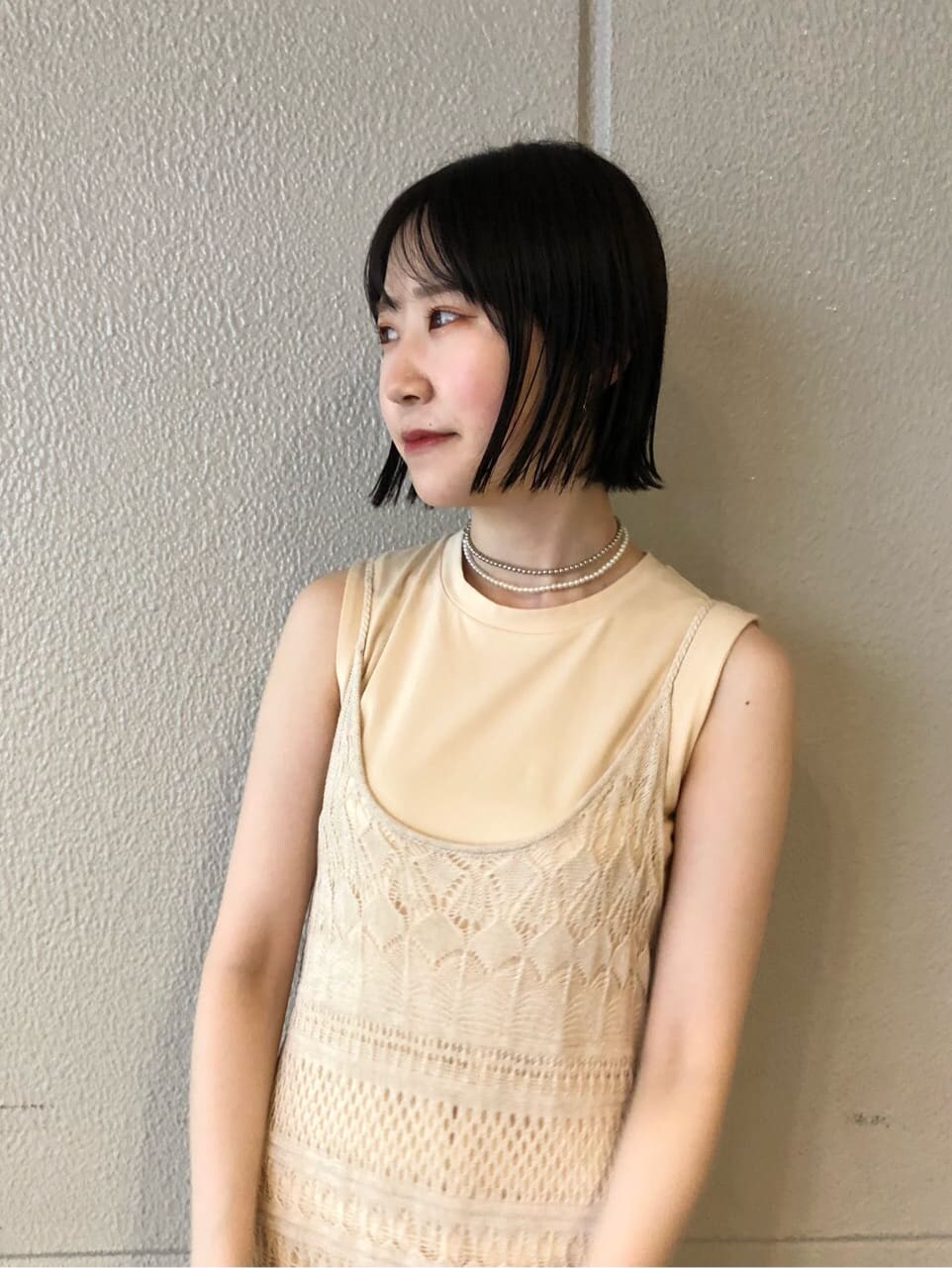 ホワイト系のワンピースを着用したレディースの夏コーディネートの3枚目の写真