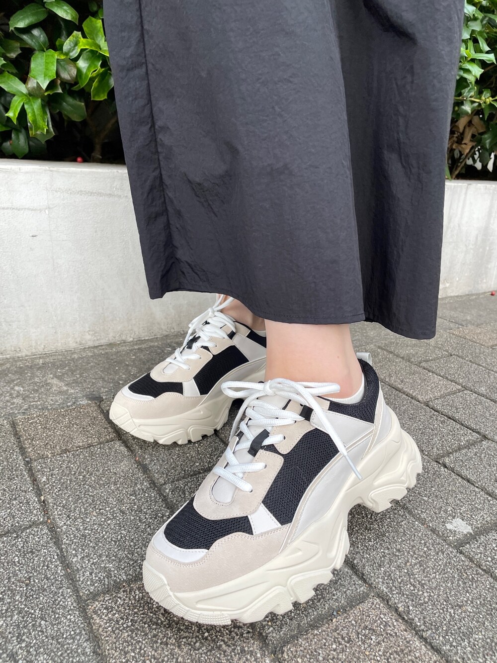 ブラック系のスニーカー、ブラック系のワンピースを着用したレディースの冬コーディネートの8枚目の写真