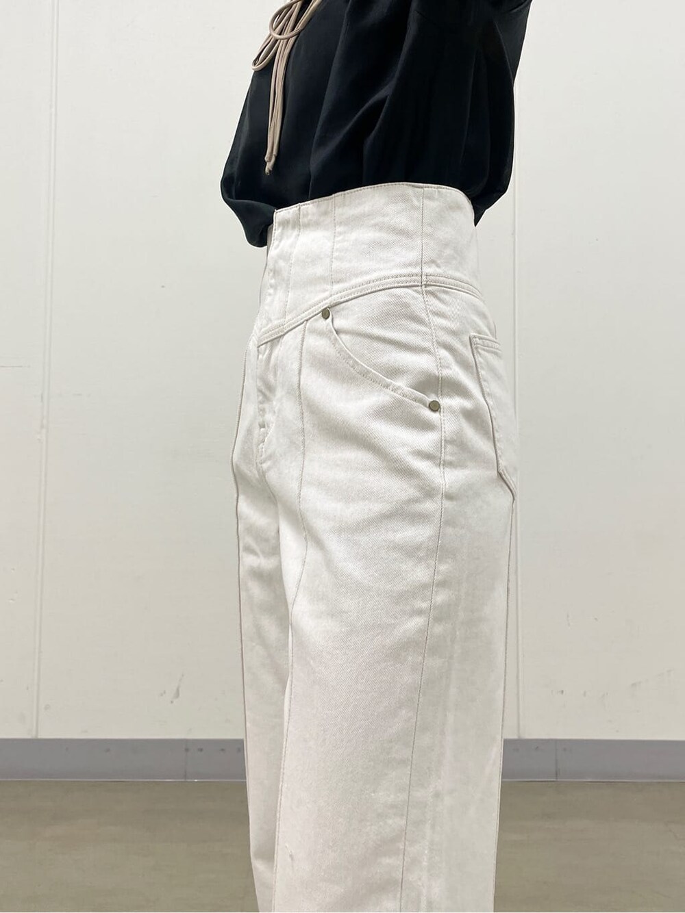 ホワイト系のサンダル、ホワイト系のデニムパンツ、ブラック系のシャツ/ブラウスを着用したレディースの夏コーディネートの6枚目の写真