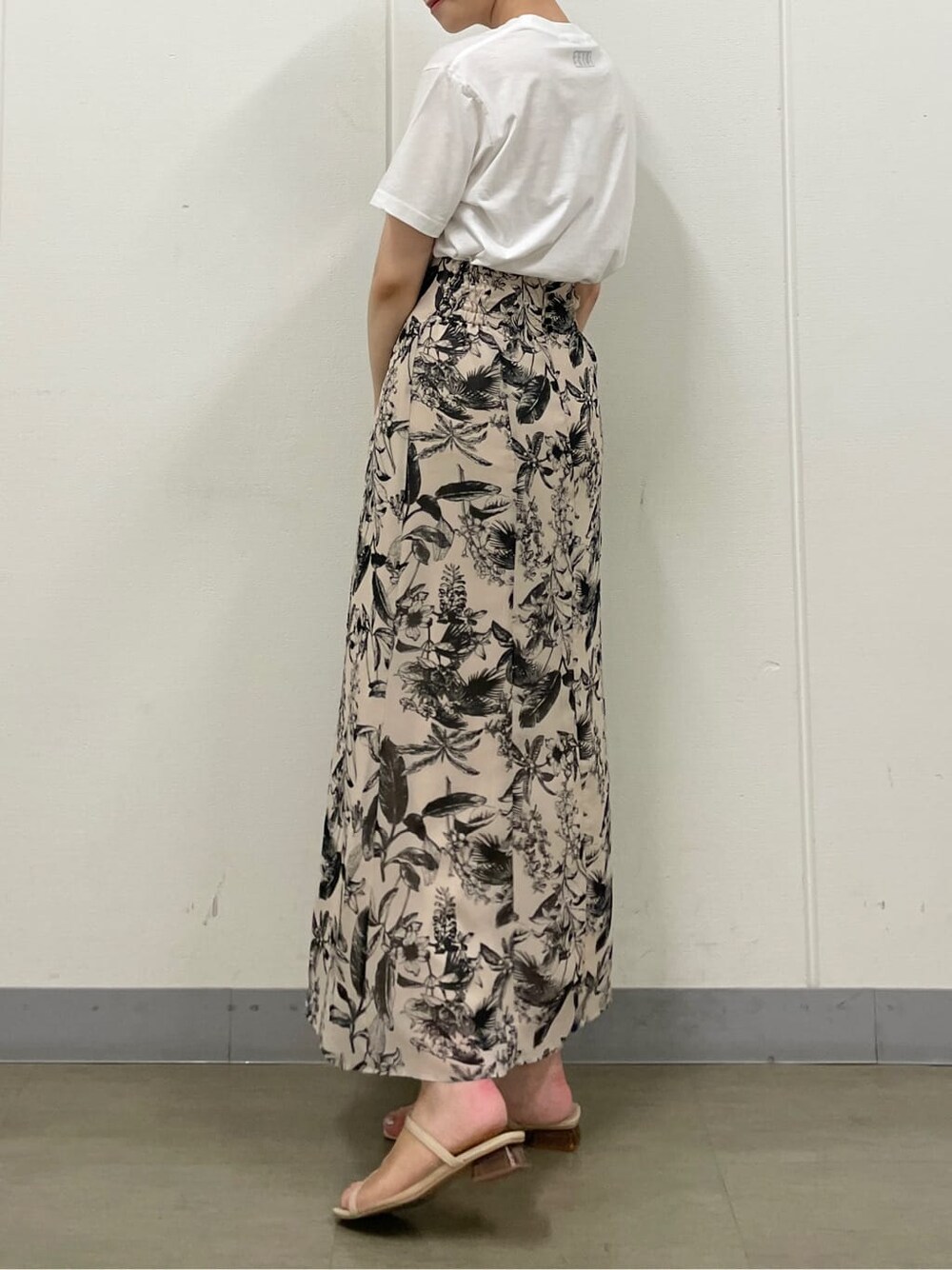 ベージュ系のスニーカー、ホワイト系のTシャツ/カットソー、ベージュ系のスカートを着用したレディースの夏コーディネートの5枚目の写真