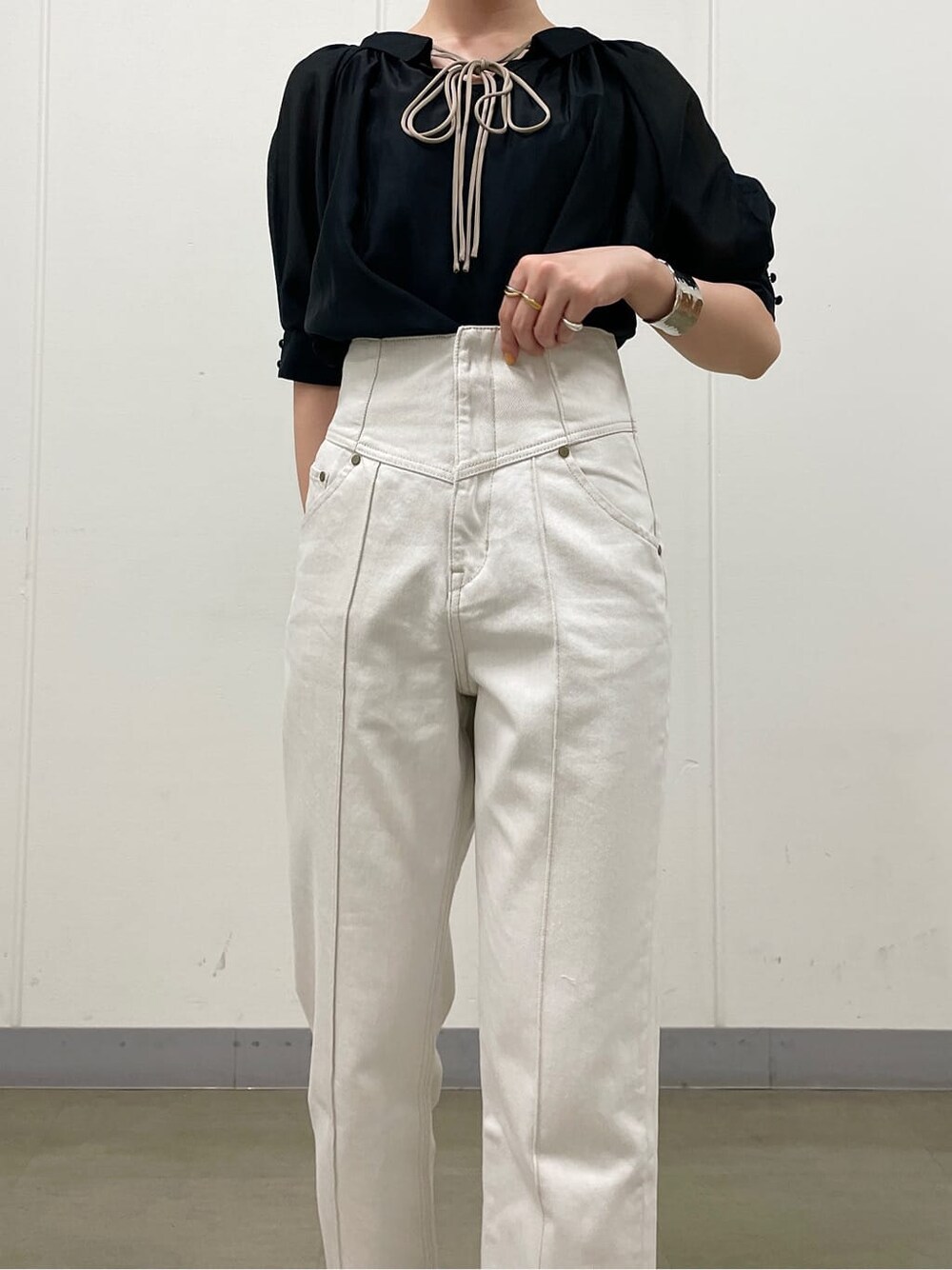 ホワイト系のサンダル、ホワイト系のデニムパンツ、ブラック系のシャツ/ブラウスを着用したレディースの夏コーディネートの5枚目の写真