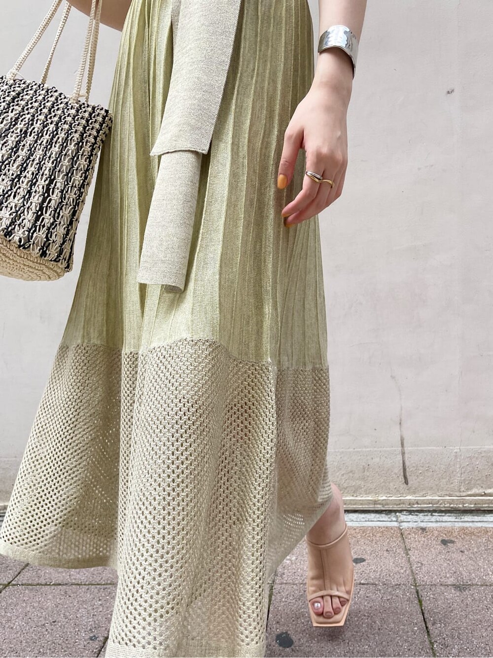 ベージュ系のサンダル、グリーン系のワンピース、ホワイト系のハンドバッグを着用したレディースの夏コーディネートの7枚目の写真