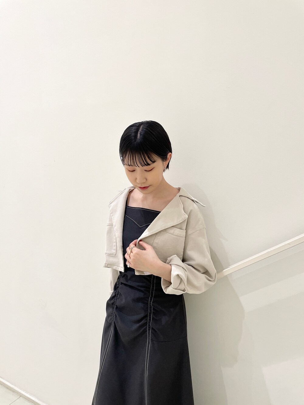 ブラック系のワンピース、その他のサンダル、ベージュ系のテーラードジャケットを着用したレディースの春コーディネートの5枚目の写真