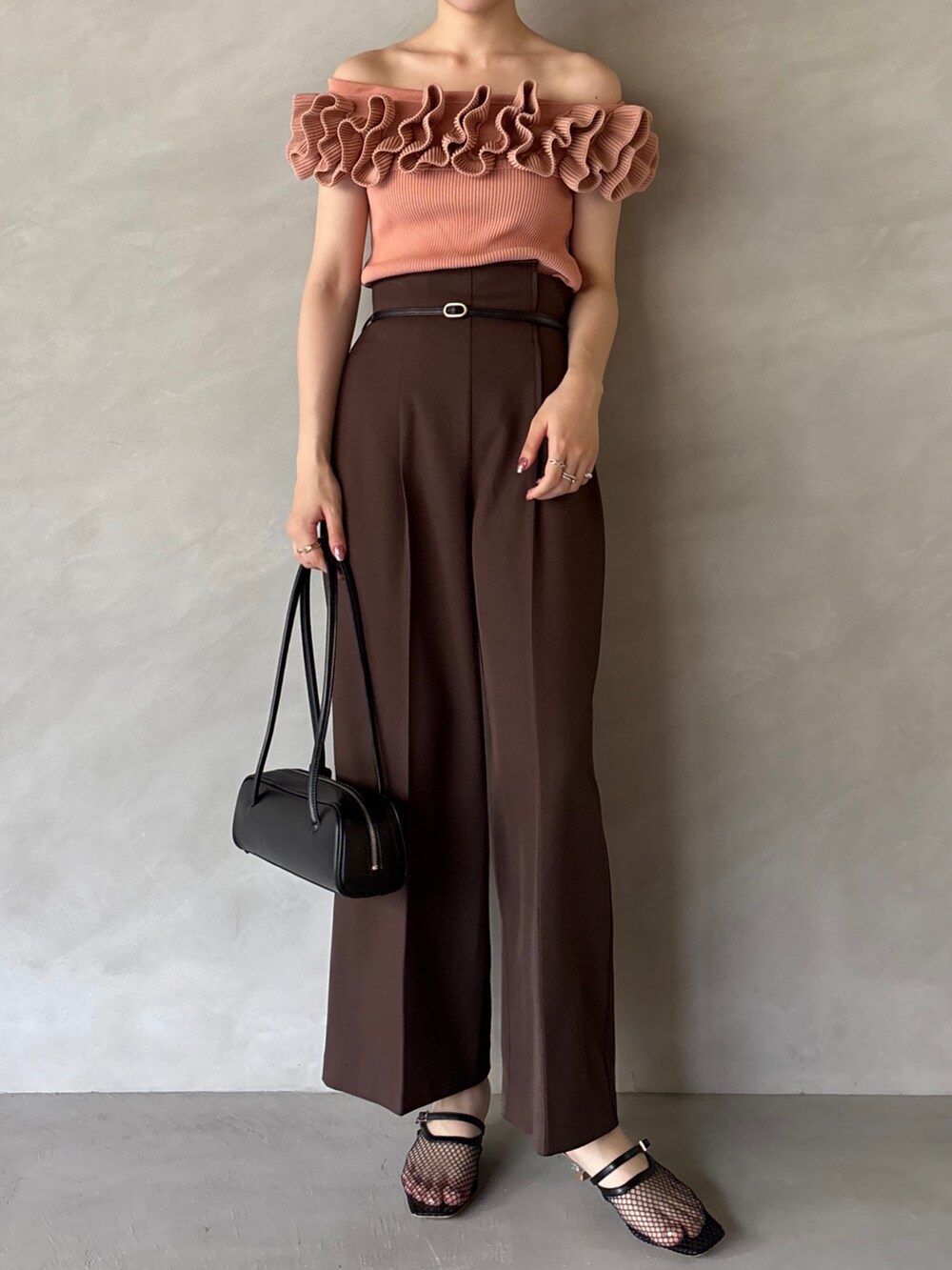 ブラウン系のその他パンツ、ブラック系のサンダル、ピンク系のニット/セーターを着用したレディースの夏コーディネートの2枚目の写真