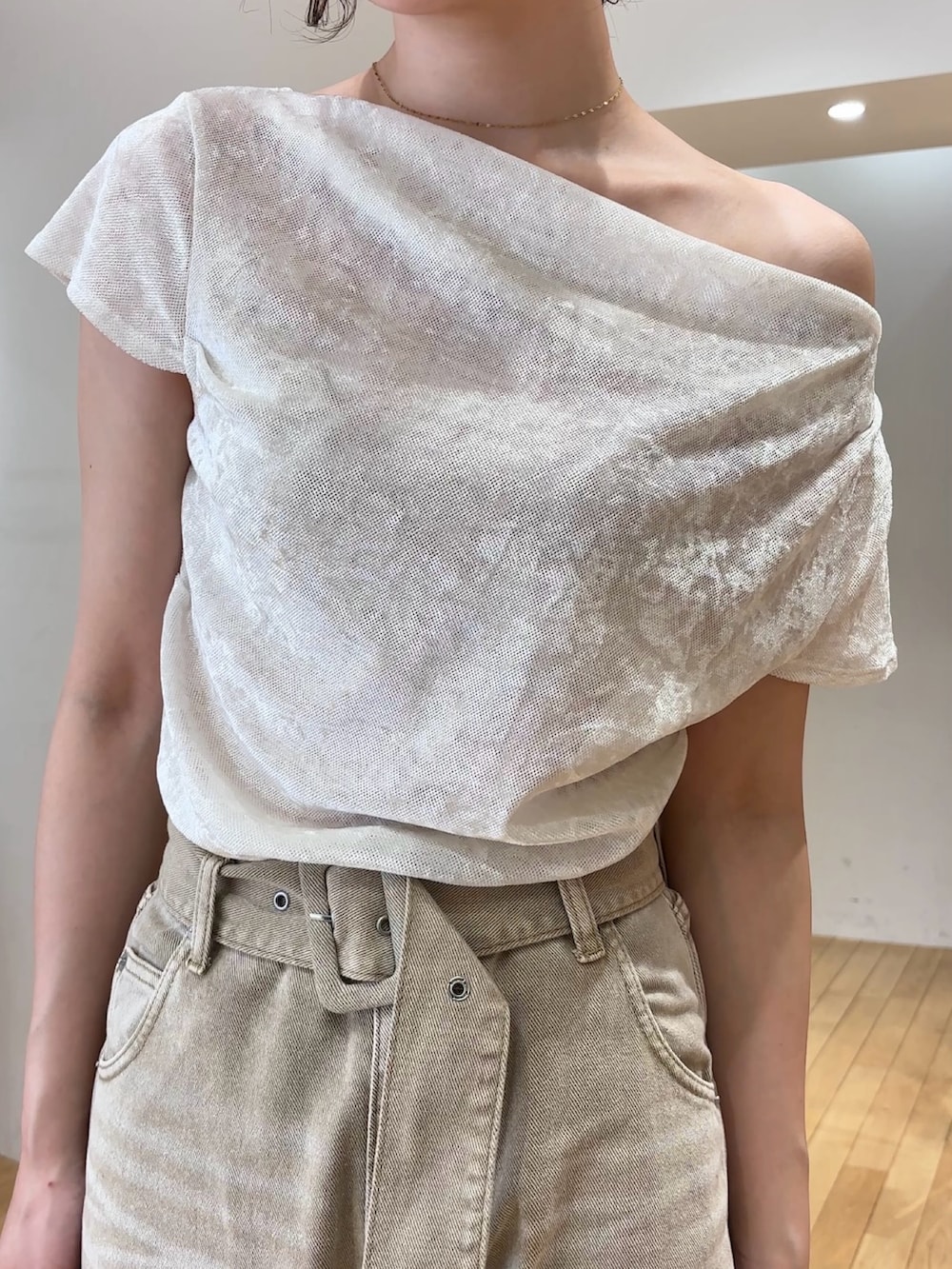 ホワイト系のTシャツ/カットソー、ベージュ系のデニムパンツ、イエロー系のハンドバッグを着用したレディースの夏コーディネートの5枚目の写真