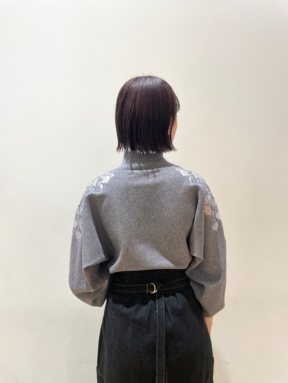 ベージュ系のブーツ、ブラック系のデニムスカート、ブラック系のハンドバッグを着用したレディースの夏コーディネートの7枚目の写真