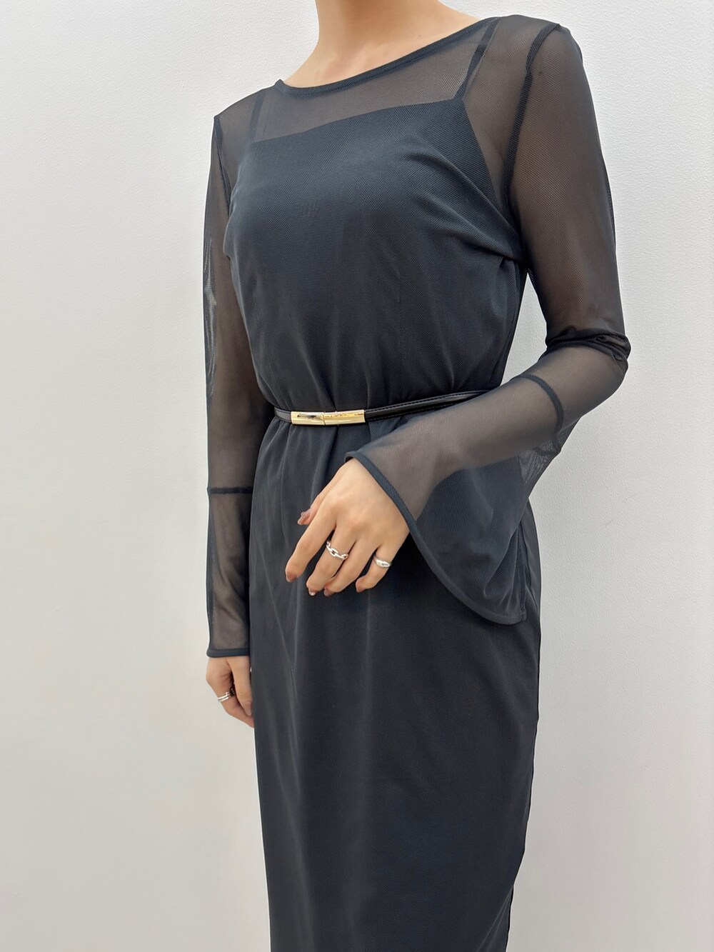 グレー系のワンピース、ブラック系のサンダル、ブラック系のベルトを着用したレディースの春コーディネートの5枚目の写真