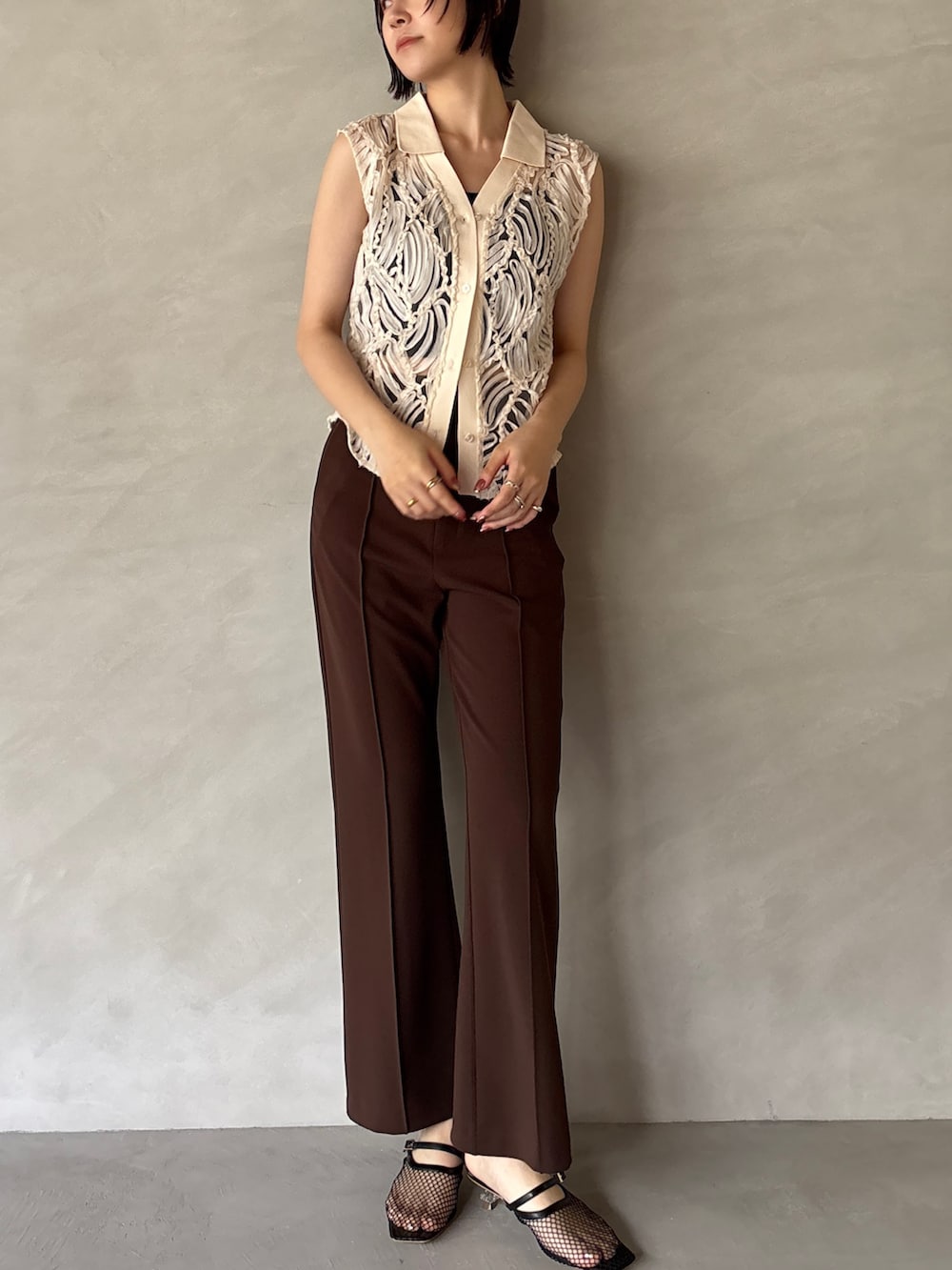 ブラウン系のその他パンツ、ホワイト系のシャツ/ブラウス、ブラック系のサンダルを着用したレディースの夏コーディネートの2枚目の写真