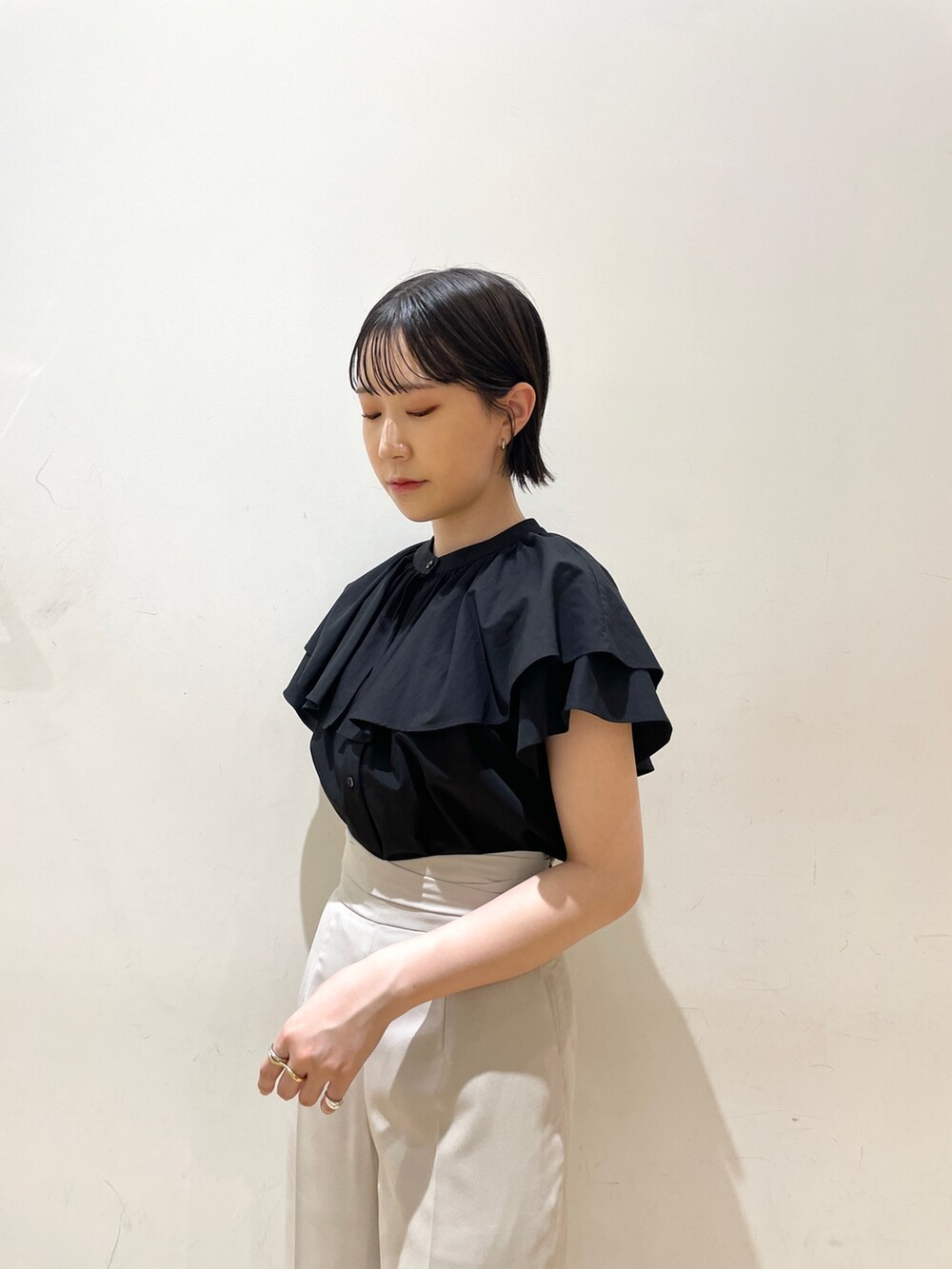 ブラック系のシャツ/ブラウス、ホワイト系のスラックス、ホワイト系のショルダーバッグを着用したレディースの夏コーディネートの6枚目の写真