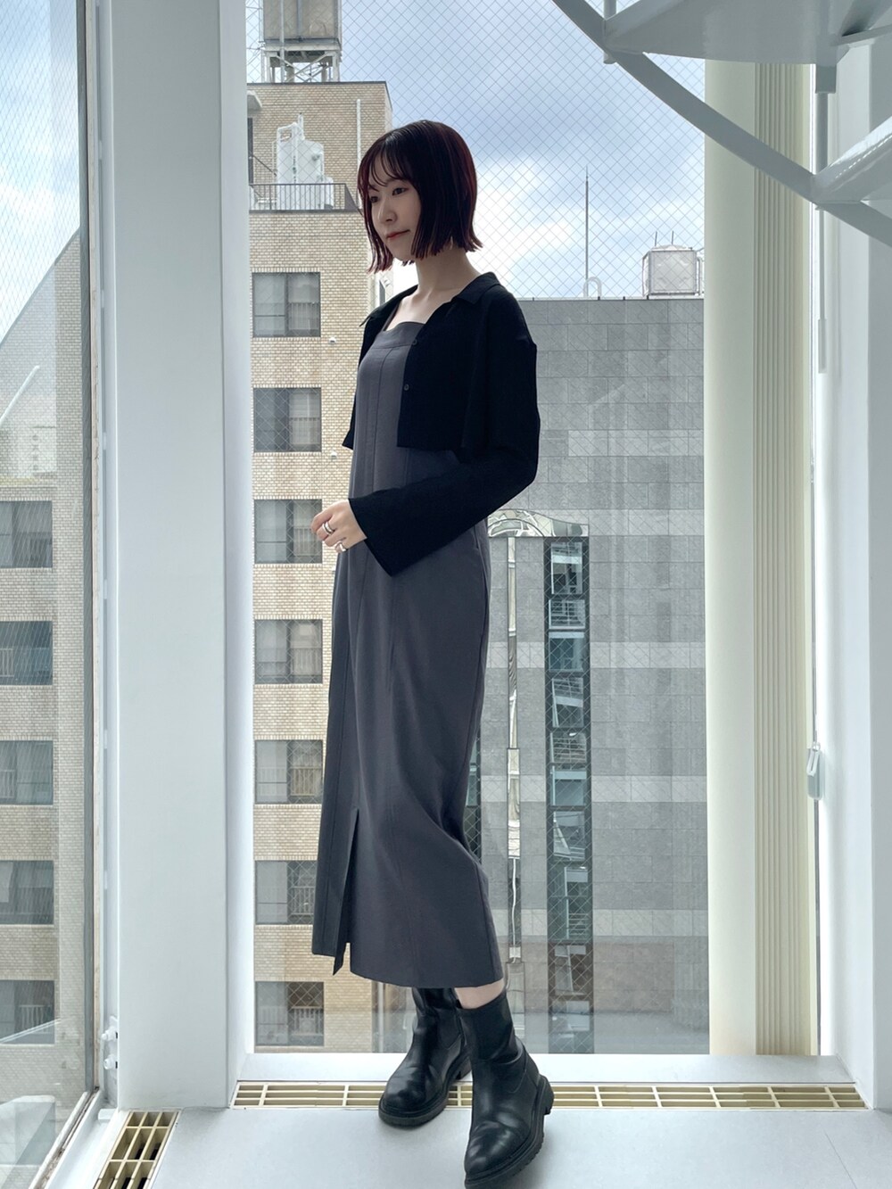 グレー系のワンピースを着用したレディースの夏コーディネートの9枚目の写真