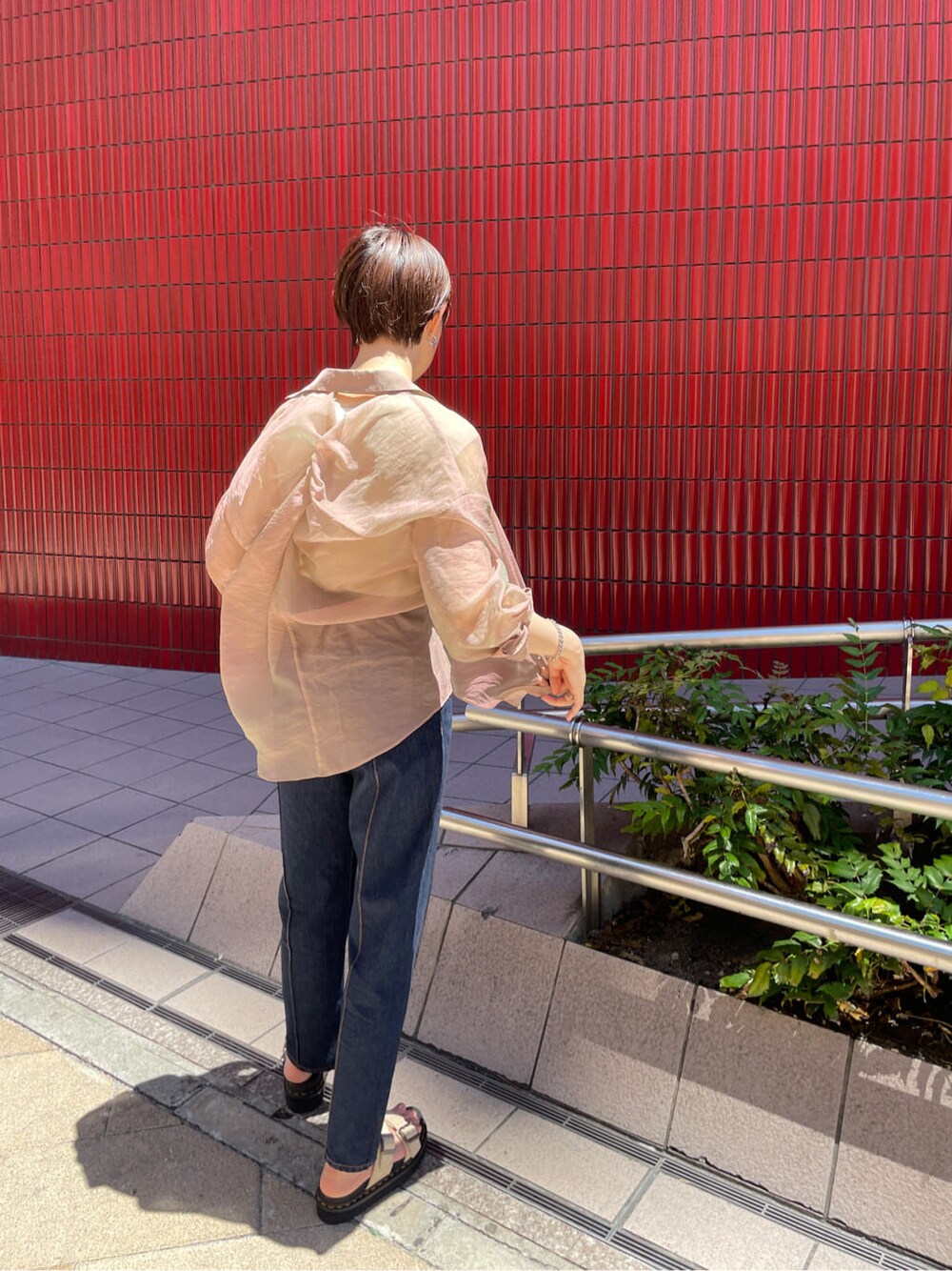 ピンク系のシャツ/ブラウス、ホワイト系のニット/セーターを着用したレディースの夏コーディネートの8枚目の写真