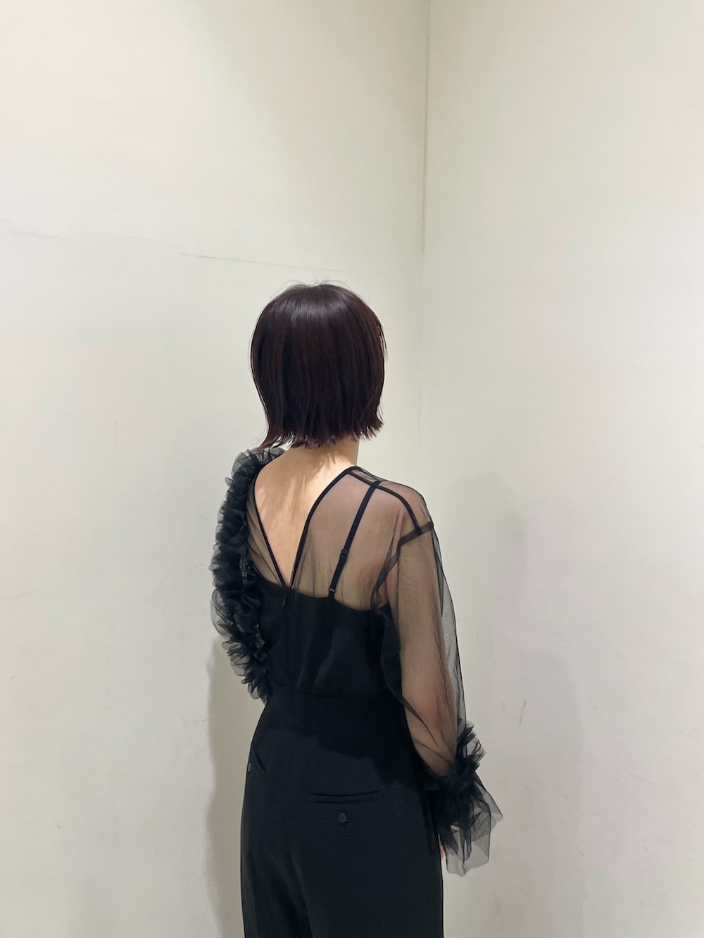 その他のパンプス、その他のクラッチバッグ、ブラック系のパンツドレスを着用したレディースの夏コーディネートの5枚目の写真