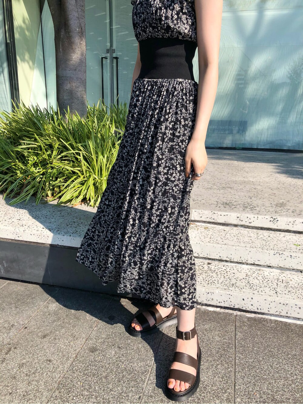 ホワイト系のショルダーバッグ、ブラック系のワンピース、ブラウン系のサンダルを着用したレディースの夏コーディネートの3枚目の写真