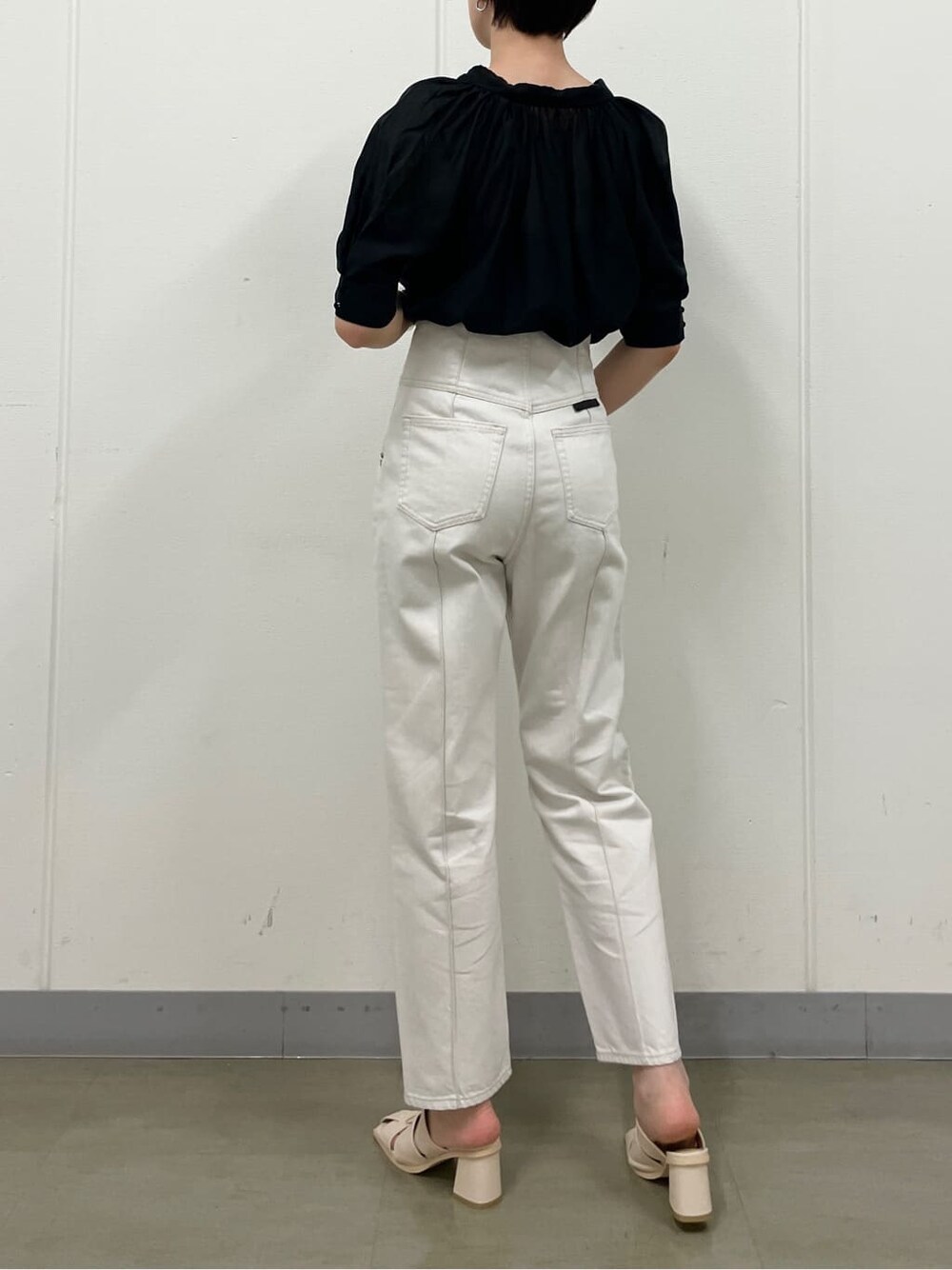 ホワイト系のサンダル、ホワイト系のデニムパンツ、ブラック系のシャツ/ブラウスを着用したレディースの夏コーディネートの4枚目の写真