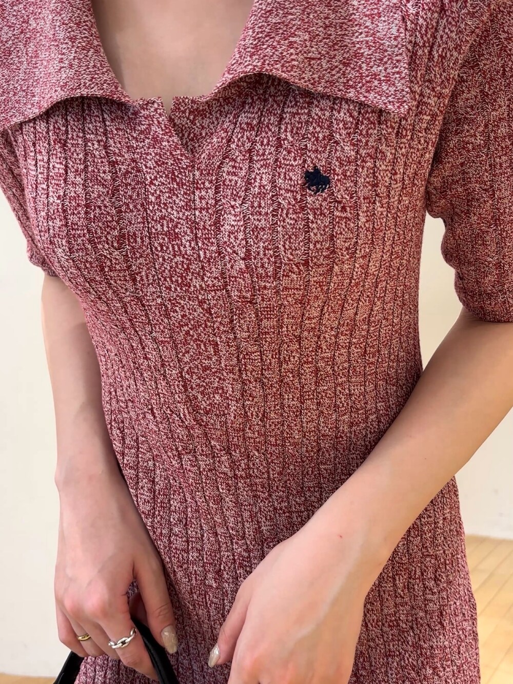 レッド系のワンピース、ブラック系のハンドバッグ、ブラック系のサンダルを着用したレディースの春コーディネートの5枚目の写真