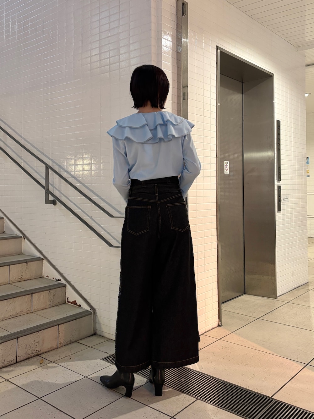 ブルー系のシャツ/ブラウス、ブラック系のデニムジャケット、ブラック系のデニムパンツを着用したレディースの冬コーディネートの5枚目の写真