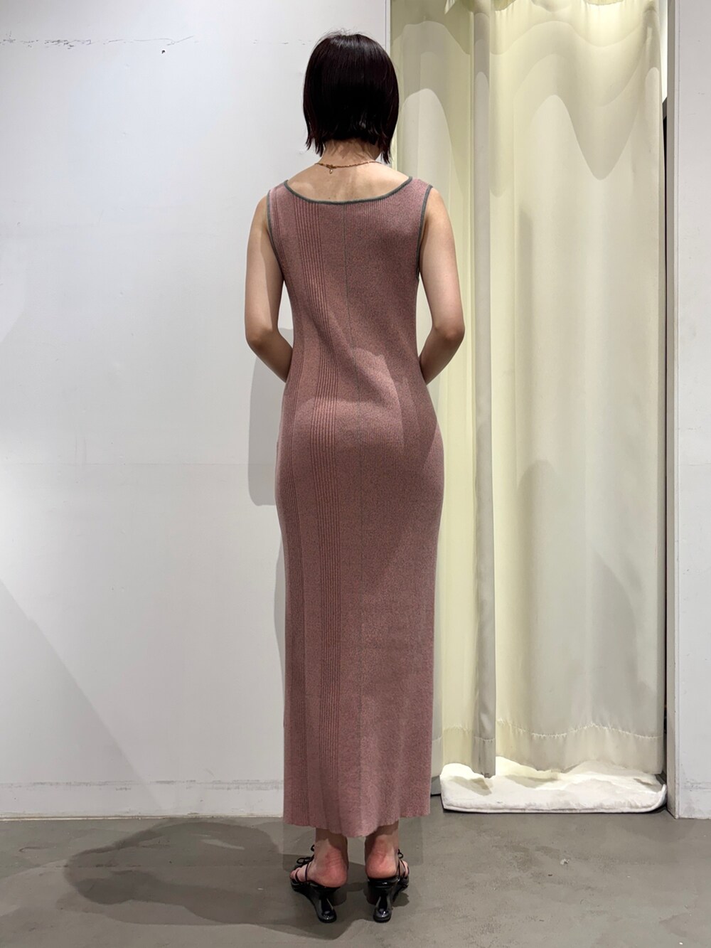 ピンク系のワンピース、ブラック系のサンダルを着用したレディースの夏コーディネートの4枚目の写真