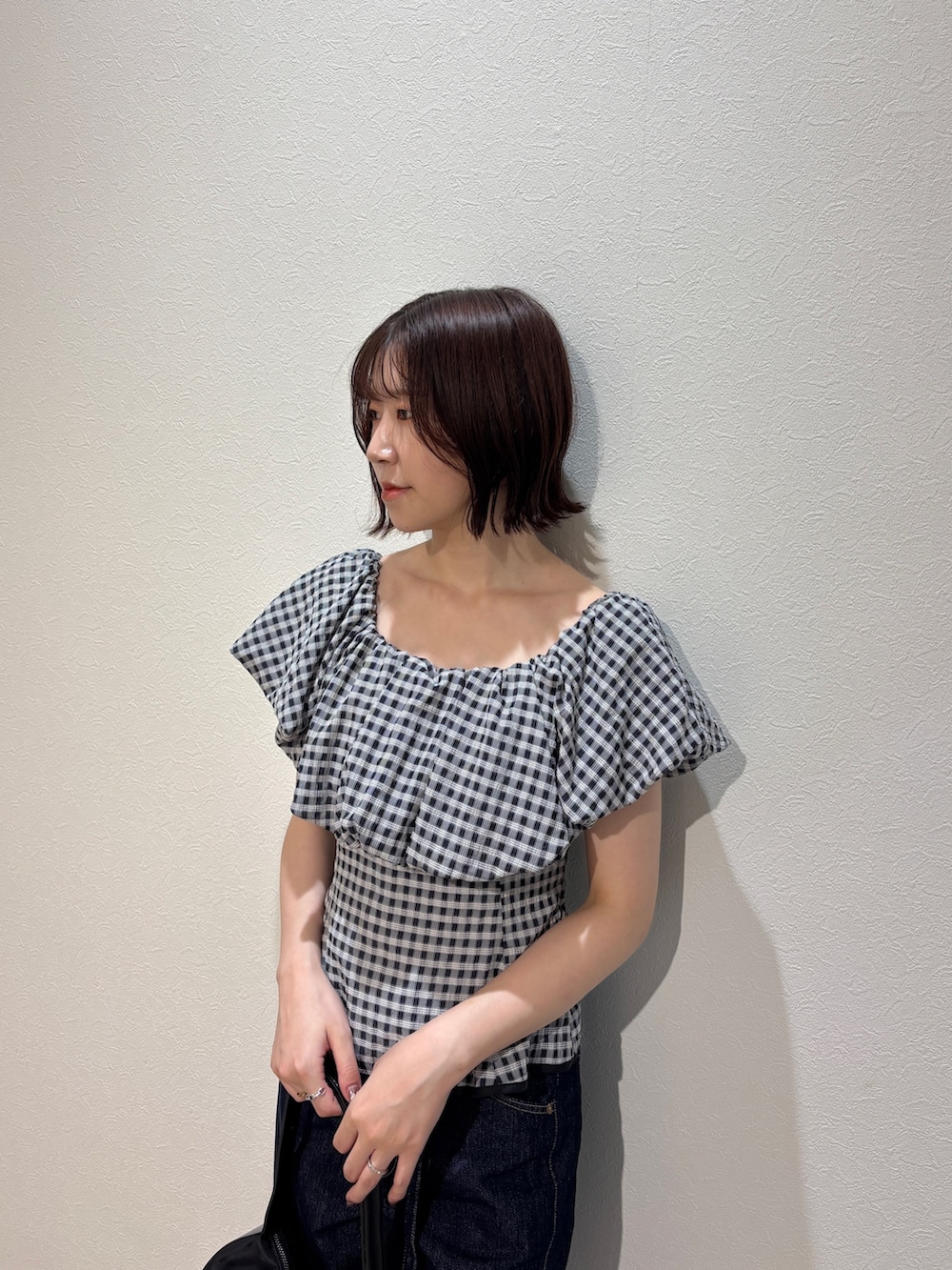 ブラック系のシャツ/ブラウス、ブルー系のデニムパンツ、ブラウン系のサンダルを着用したレディースの夏コーディネートの7枚目の写真