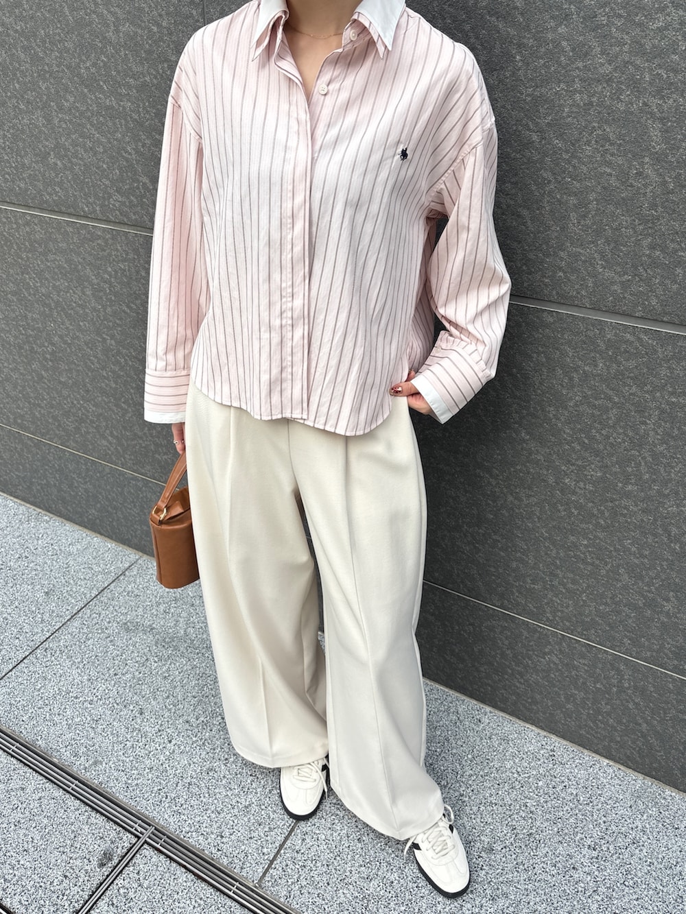 ピンク系のシャツ/ブラウス、ホワイト系のその他パンツ、イエロー系のハンドバッグを着用したレディースの春コーディネートの6枚目の写真