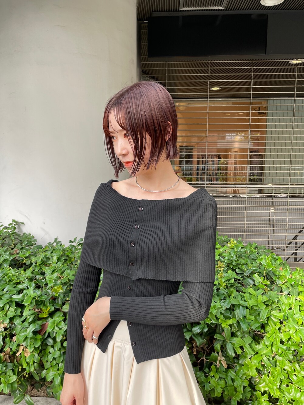 ホワイト系のスカート、ブラック系のニット/セーターを着用したレディースの冬コーディネートの6枚目の写真