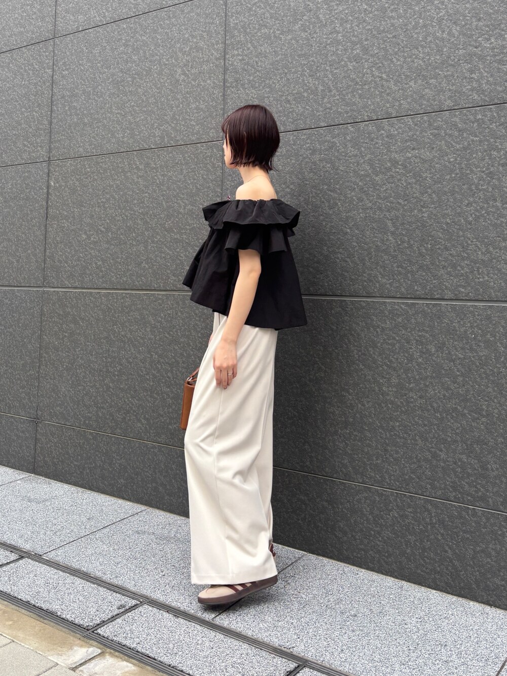 ホワイト系のその他パンツ、イエロー系のハンドバッグ、ブラック系のシャツ/ブラウスを着用したレディースの冬コーディネートの3枚目の写真