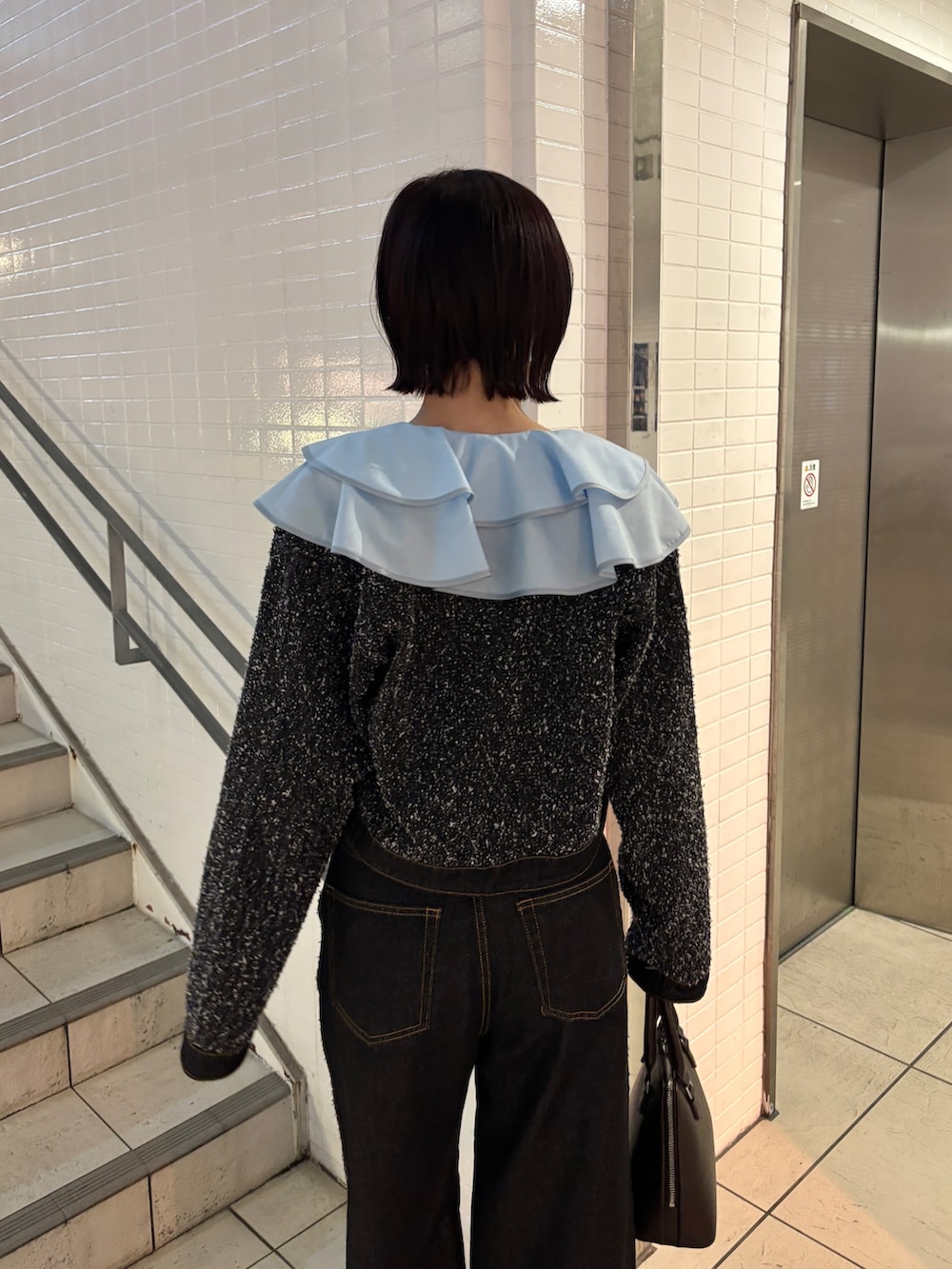 ブルー系のシャツ/ブラウス、ブラック系のデニムジャケット、ブラック系のデニムパンツを着用したレディースの冬コーディネートの3枚目の写真