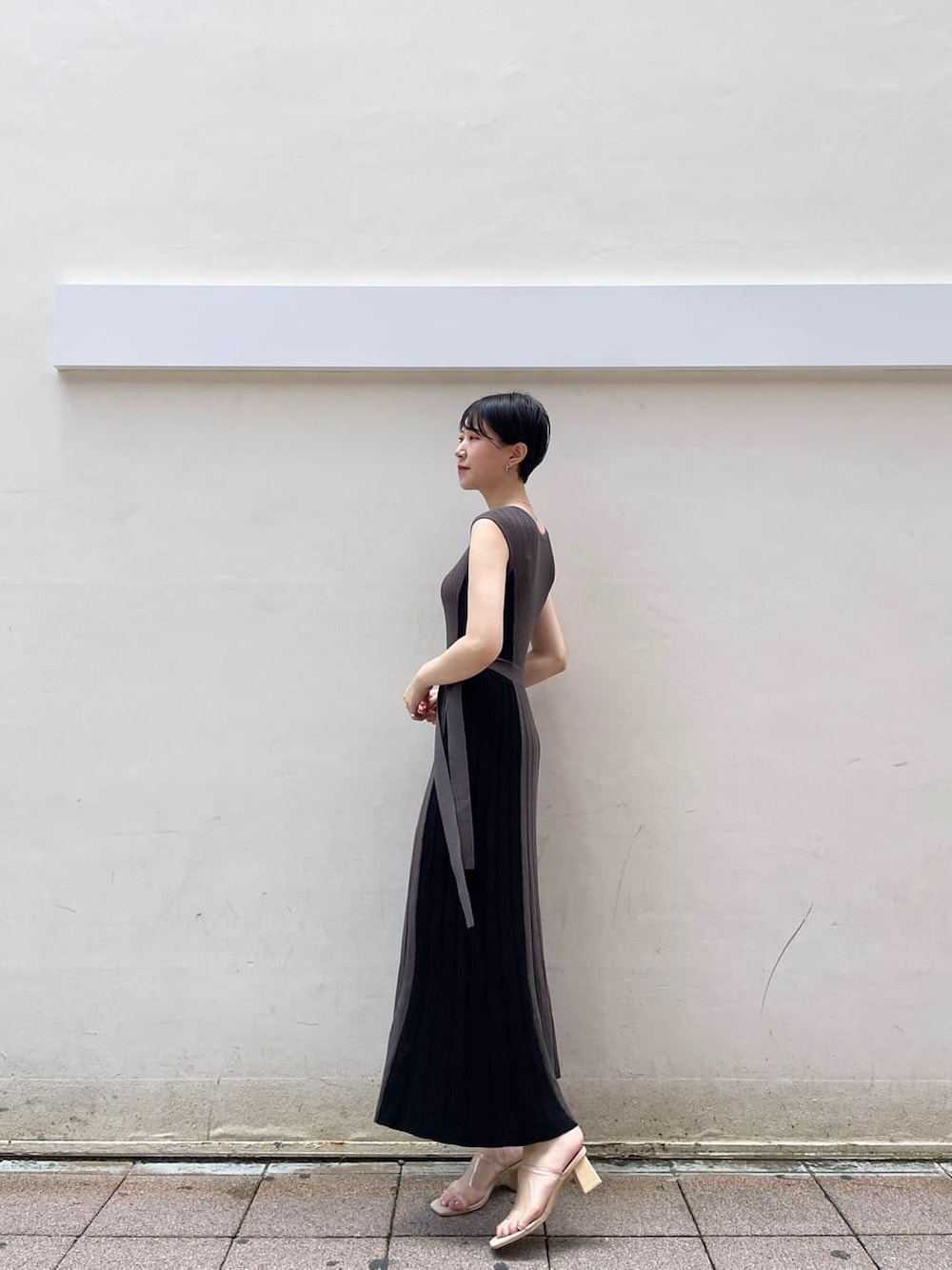 その他のサンダル、グレー系のワンピース、シルバー系のネックレスを着用したレディースの夏コーディネートの2枚目の写真