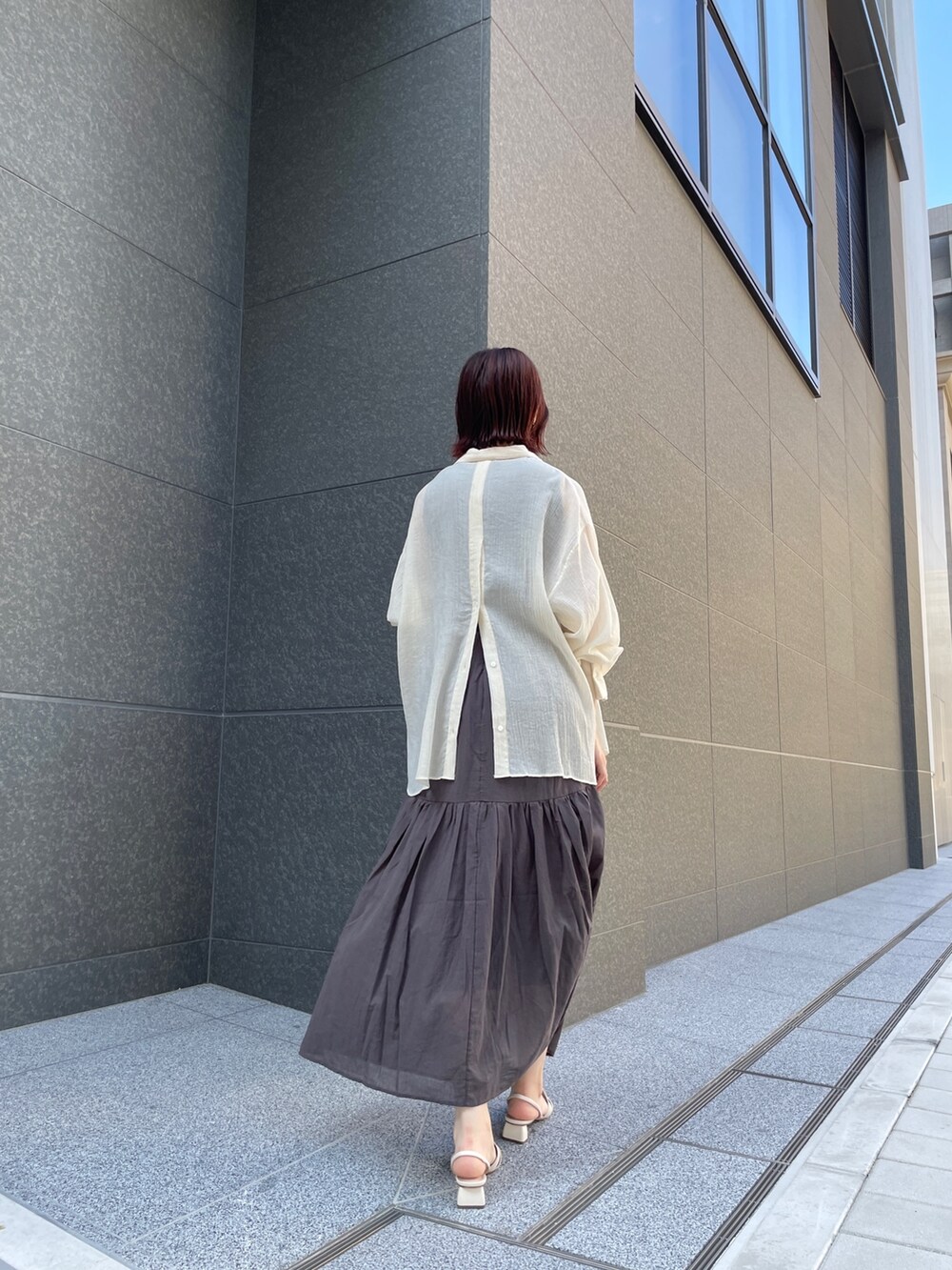 ブラック系のサンダル、グレー系のワンピース、ブラック系のショルダーバッグを着用したレディースの夏コーディネートの8枚目の写真