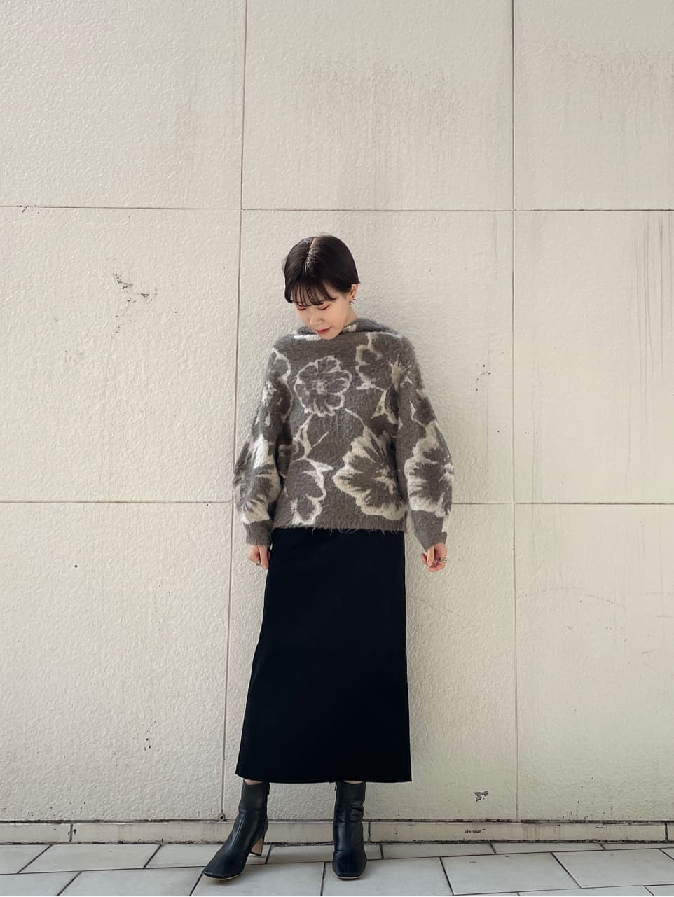 ブラック系のスカート、ブラック系のその他シューズ、ベージュ系のニット/セーターを着用したレディースの冬コーディネートの4枚目の写真