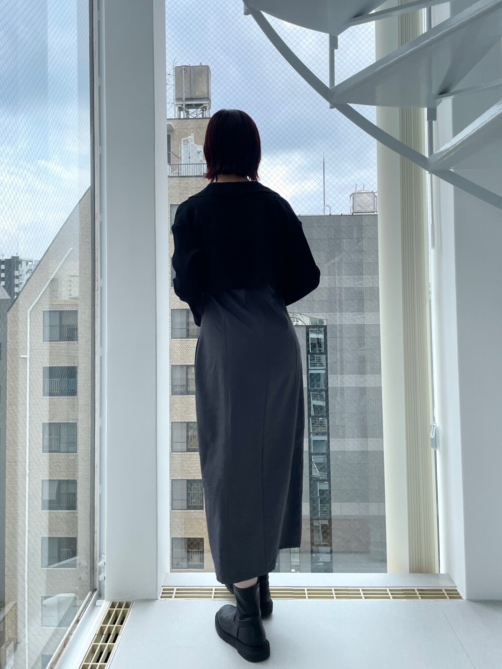 グレー系のワンピースを着用したレディースの夏コーディネートの4枚目の写真